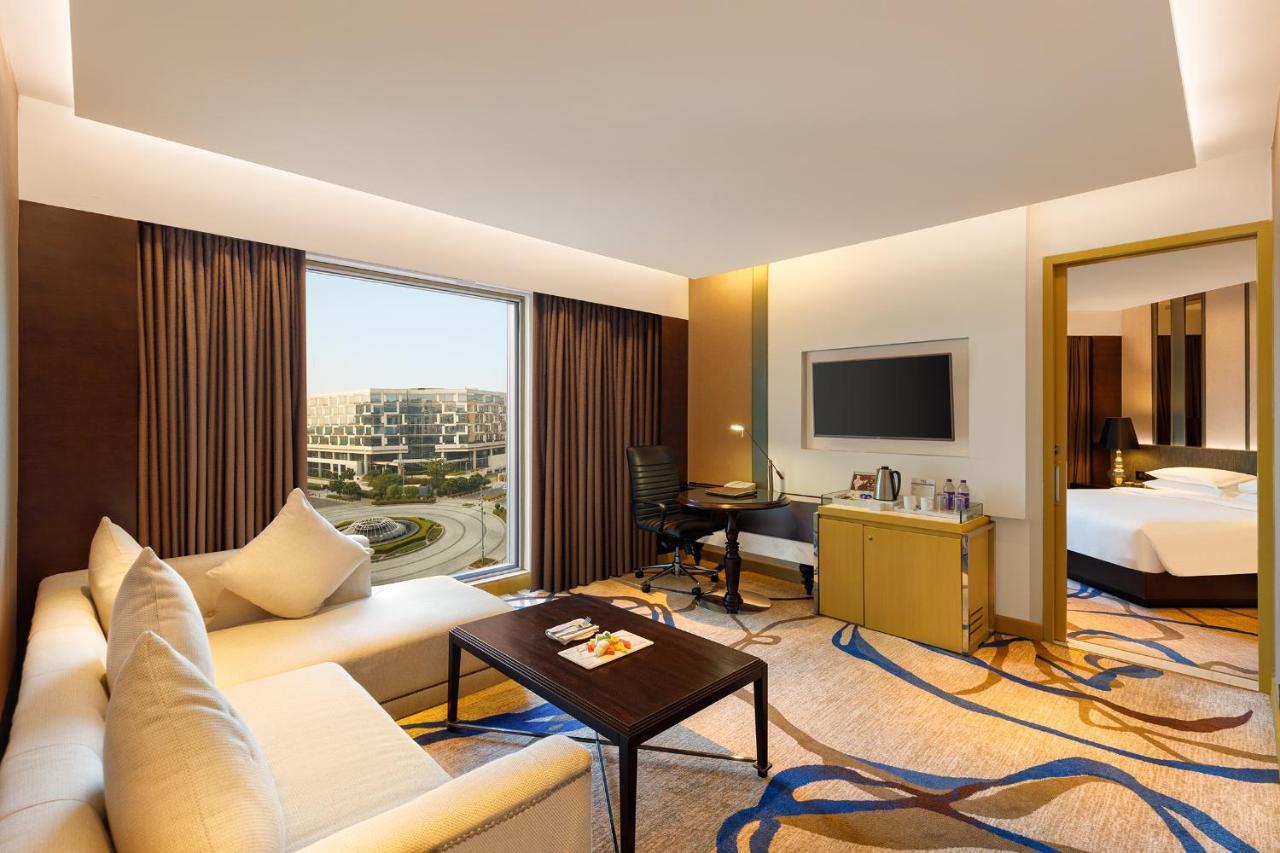 Deluxe King Suite on One-way Airport Transfers Spa Food & Beverage & Laundry