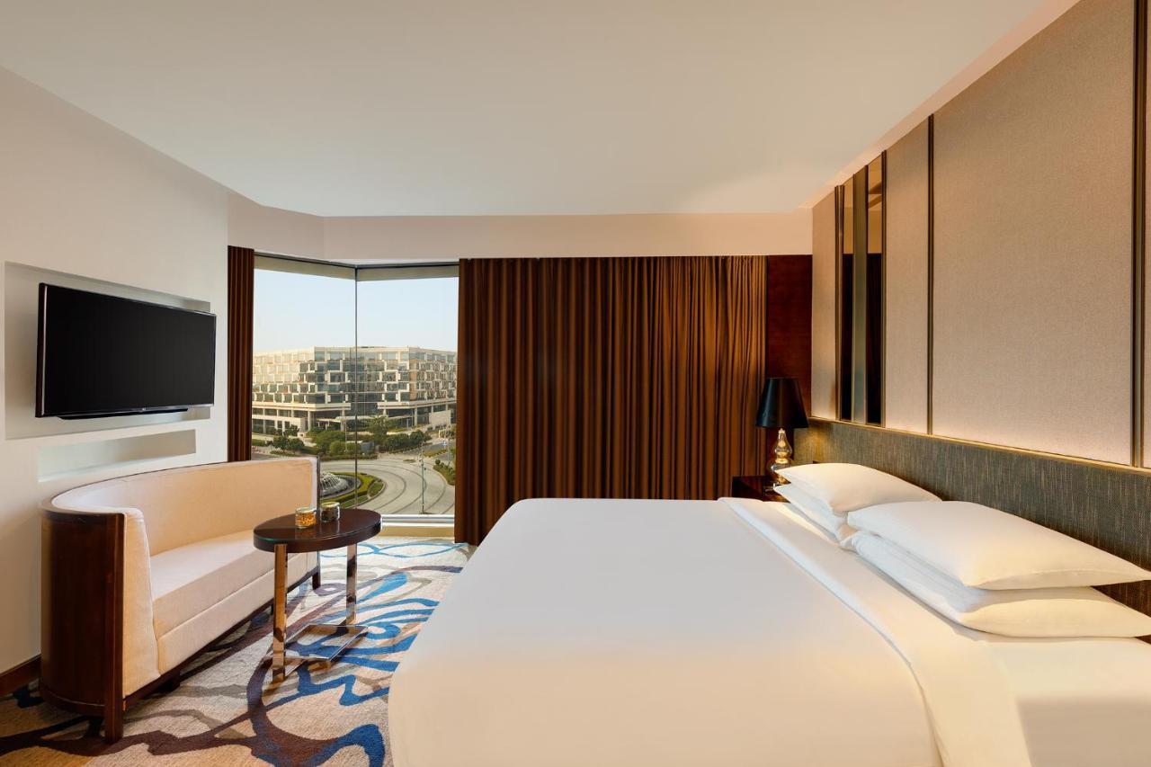 Deluxe King Suite on One-way Airport Transfers Spa Food & Beverage & Laundry