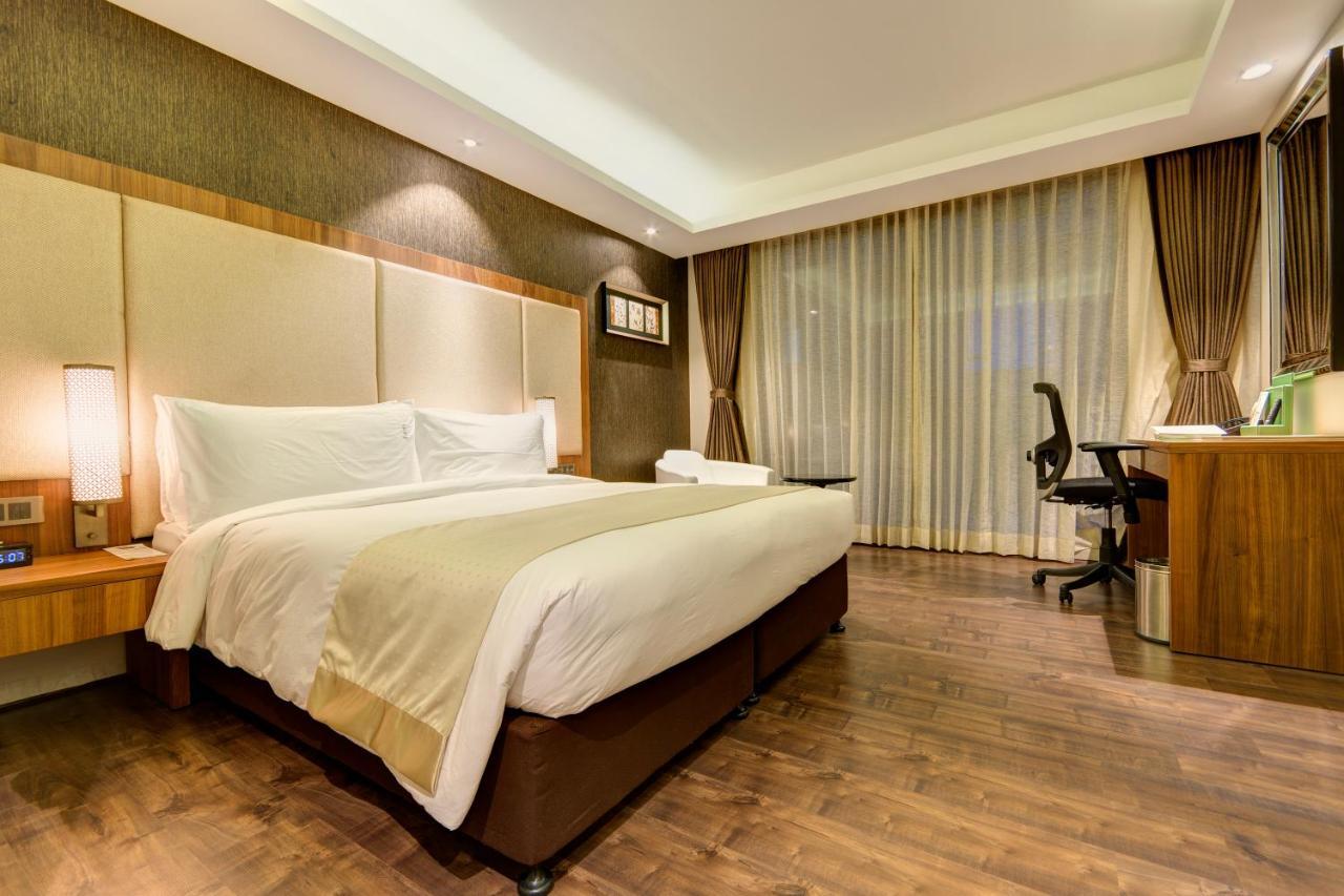 Standard King Room Enjoy savings on Food & Beverages soft Happy Hours Buy 1 1 on IMFL 400 PM – 800 PM Complimentary snacks select liquor packages Beer buckets starting from just ₹599 pricing on liquor bottles,1283499811:JPEG