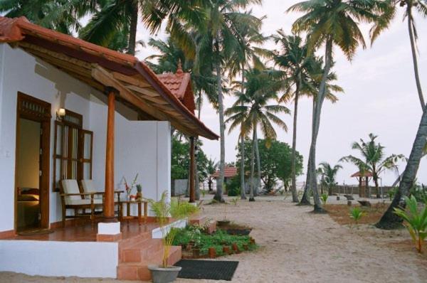 Deluxe Double Room with Side Sea View