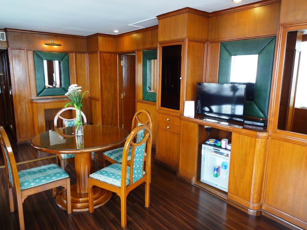 Executive Suite with bathtub & 10% Discount on Food & Beverages,115348184:JPEG
