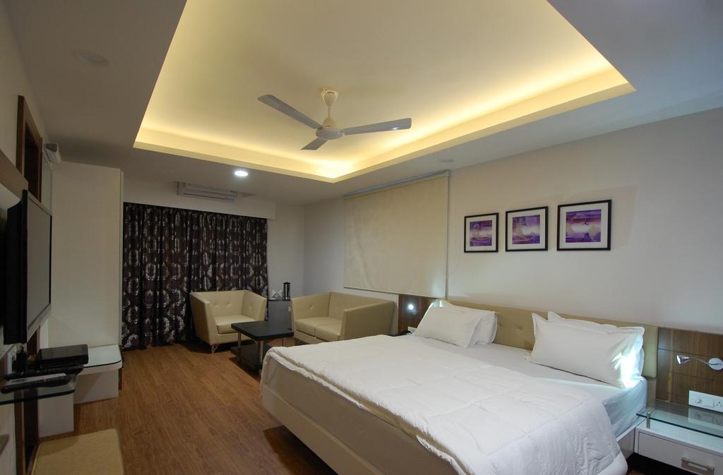 Business Queen Room