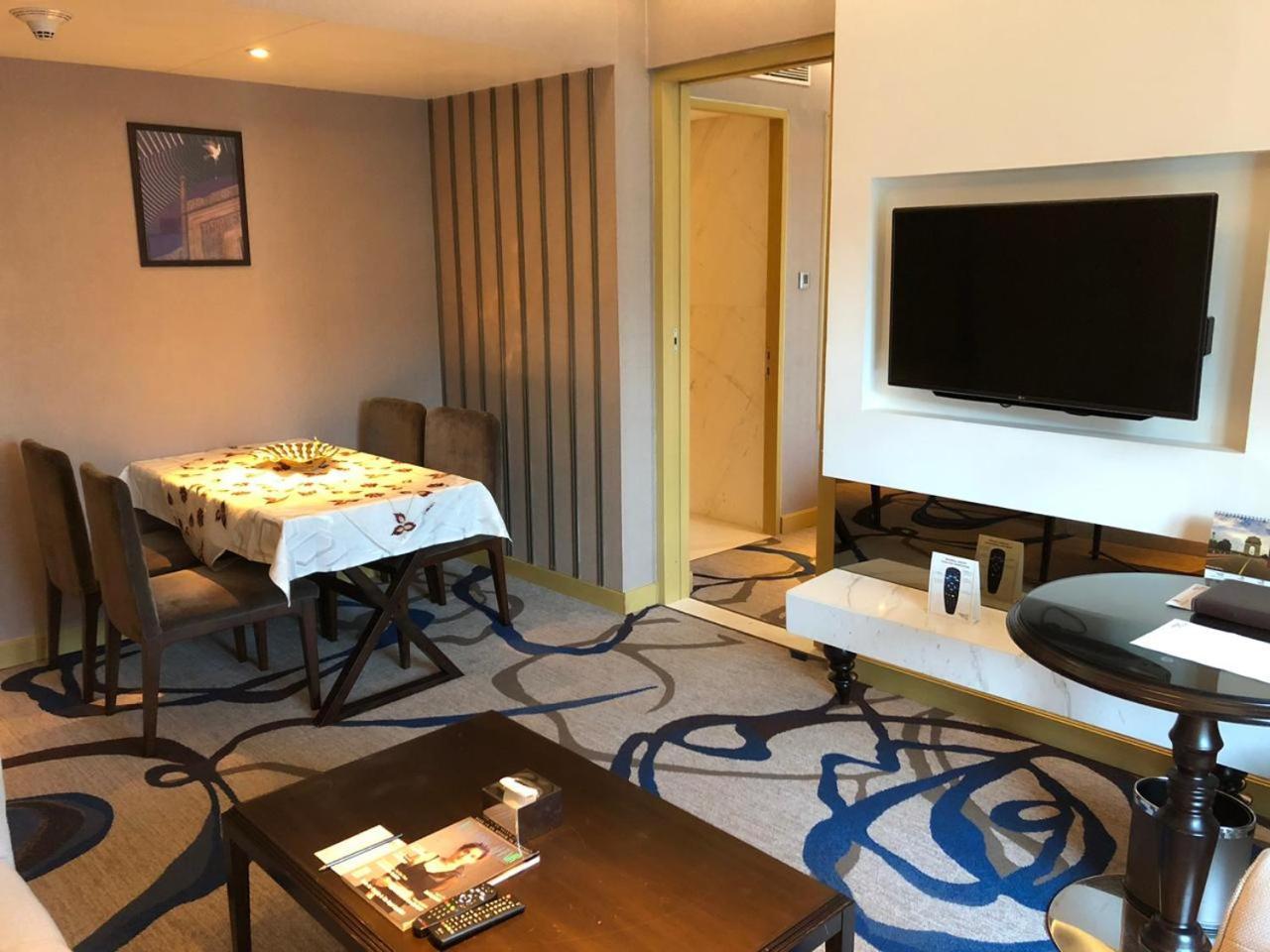 Deluxe King Suite on One-way Airport Transfers Spa Food & Beverage & Laundry