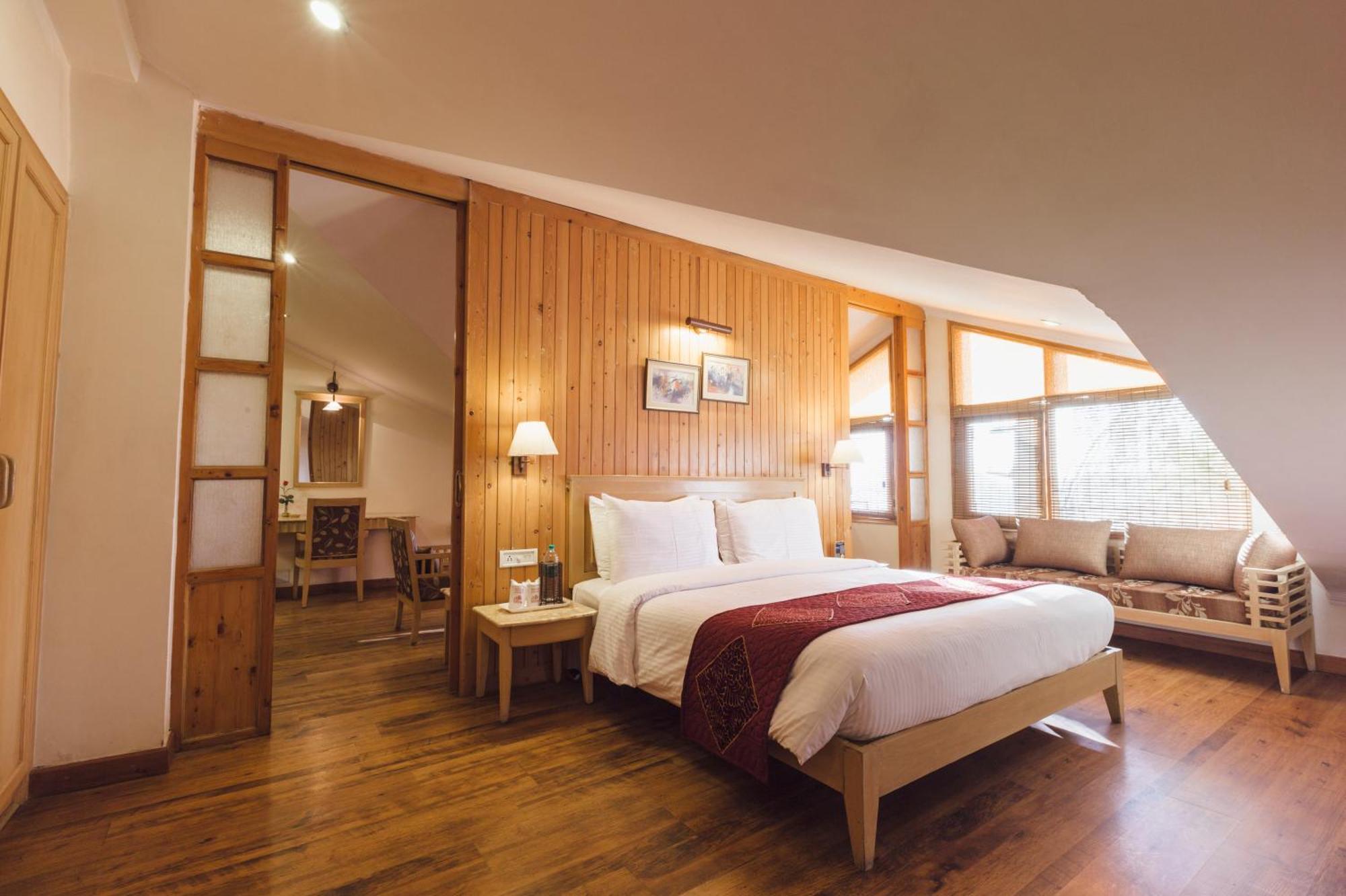 Family Suite with Jacuzzi - 10% discount on spa & laundry, Complimentary Happy Hours 1+1