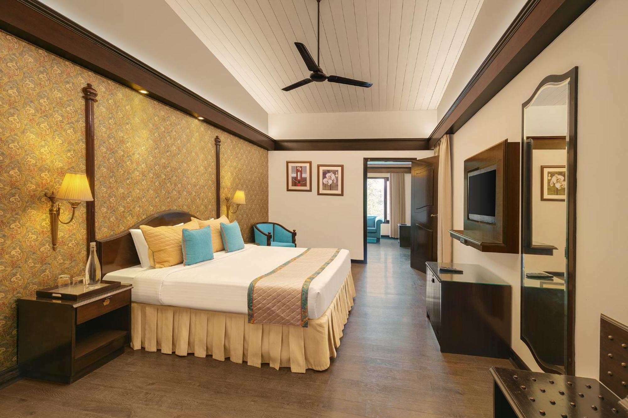Suite complimentary shuttle to Mall Road till 7 pm
