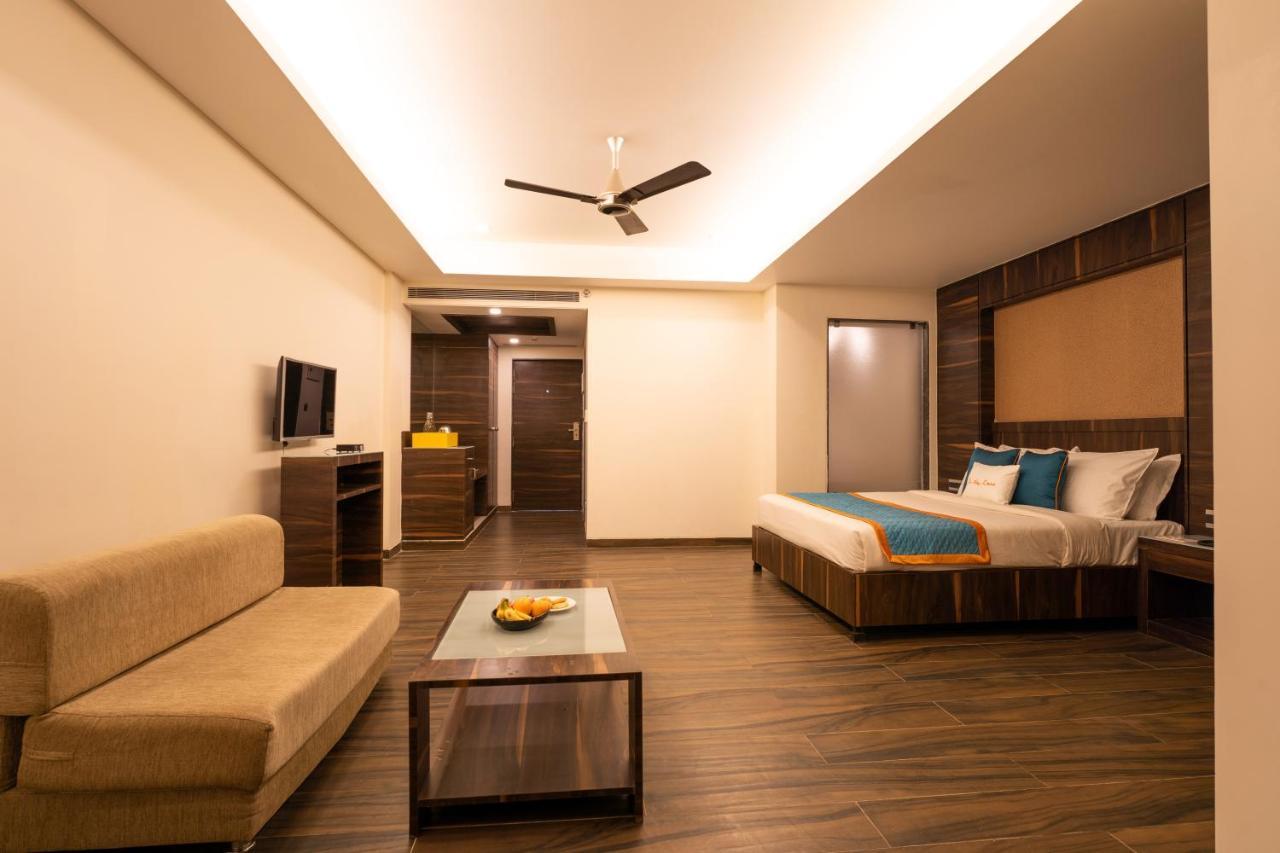 Deluxe Queen Suite (Complimentary Welcome Drink on arrival,15% off on food & beverages with a Buffet spread,,Free Mini Bar and 20% off on session of Spa)