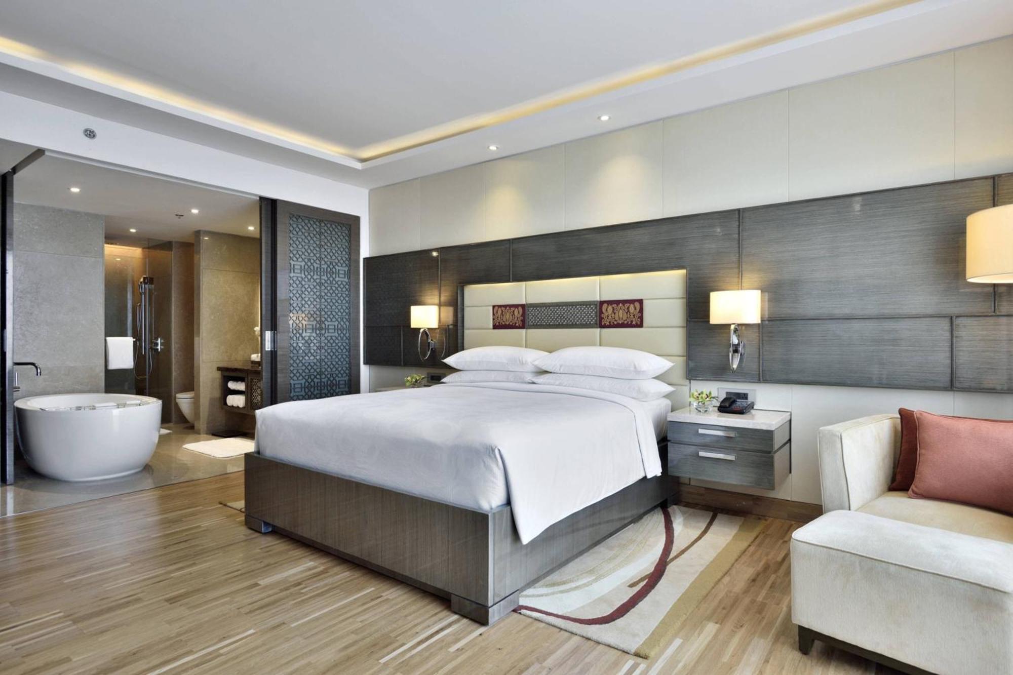 Guest room, 1 King, Pool view