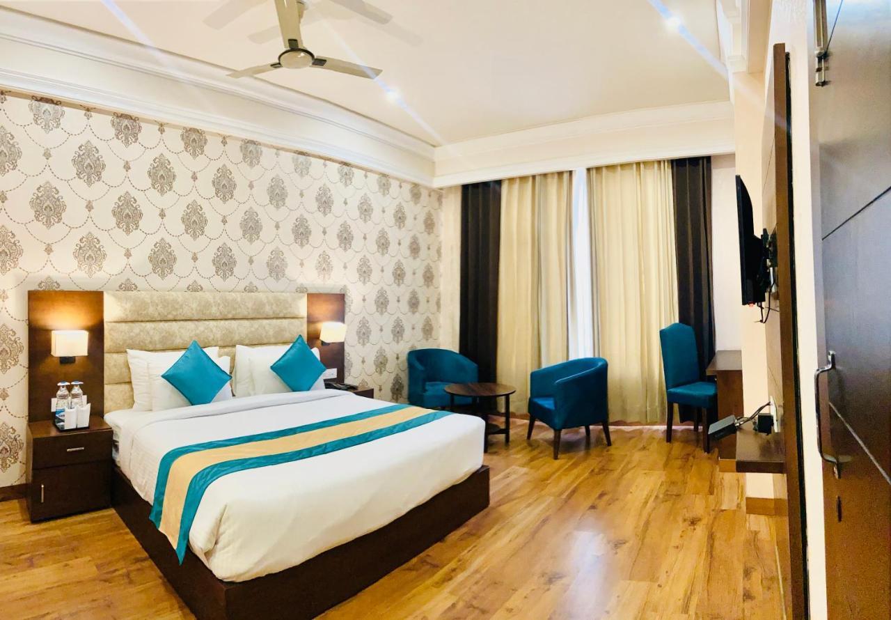 Premier Room,1297965559:JPEG