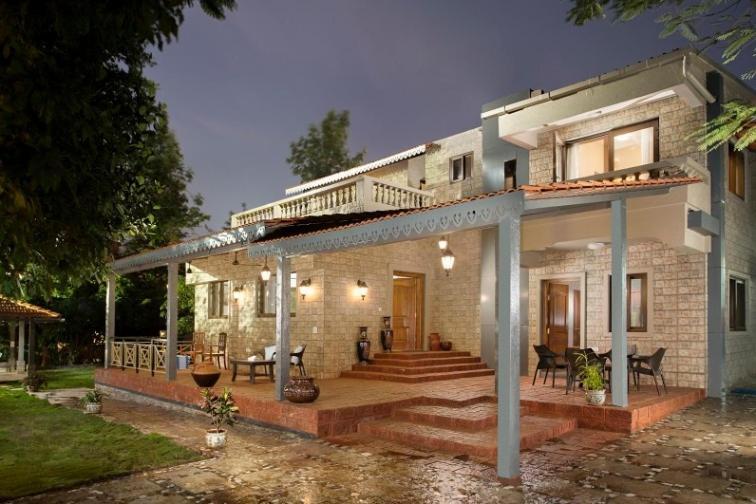 Villa with Garden View