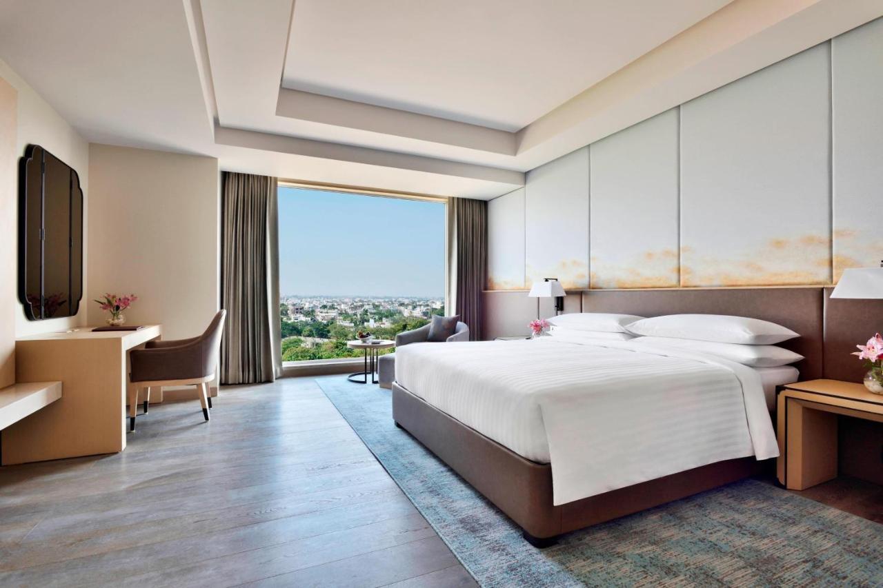 Standard King, Guest Room, 1 King Bed - INR 1000 F&B Credit, 1+1 on Selected Beverages (Happy Hours 17:00 -19:00 Hrs)