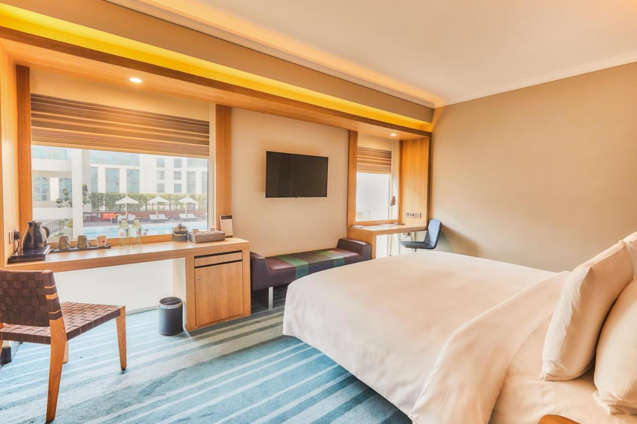 1 King Bed Pool View Aloft Room on F&B SPA