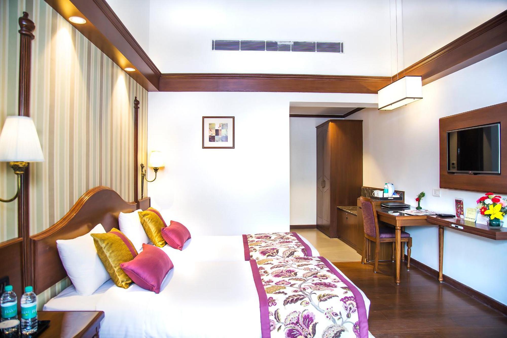Deluxe Room complimentary shuttle to Mall Road till 7 pm