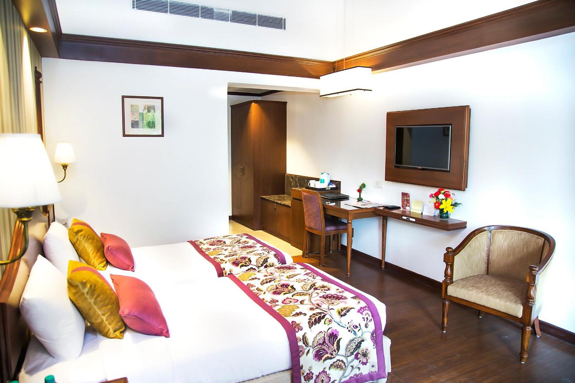 Deluxe Room complimentary shuttle to Mall Road till 7 pm