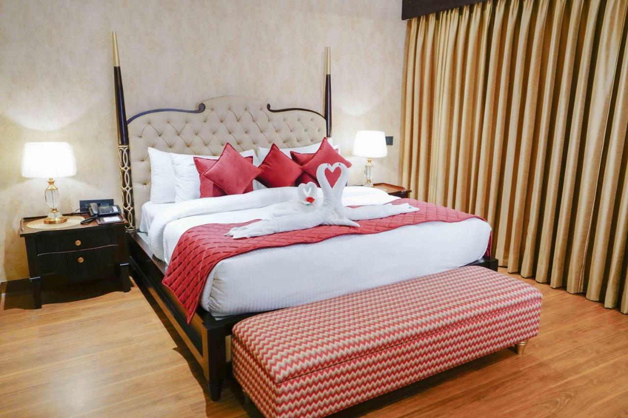 Executive Suite,1559248906:JPEG