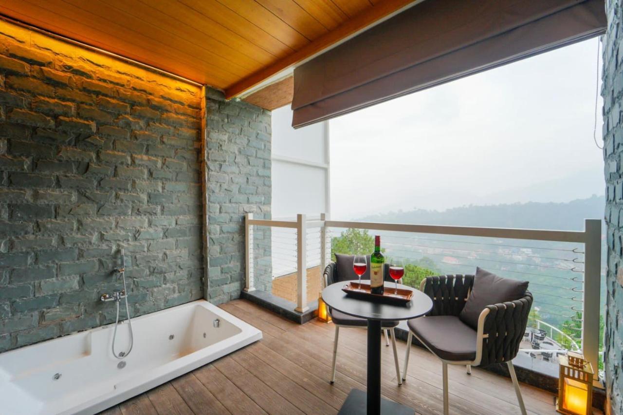Suite with Hot Tub,1544936455:JPEG