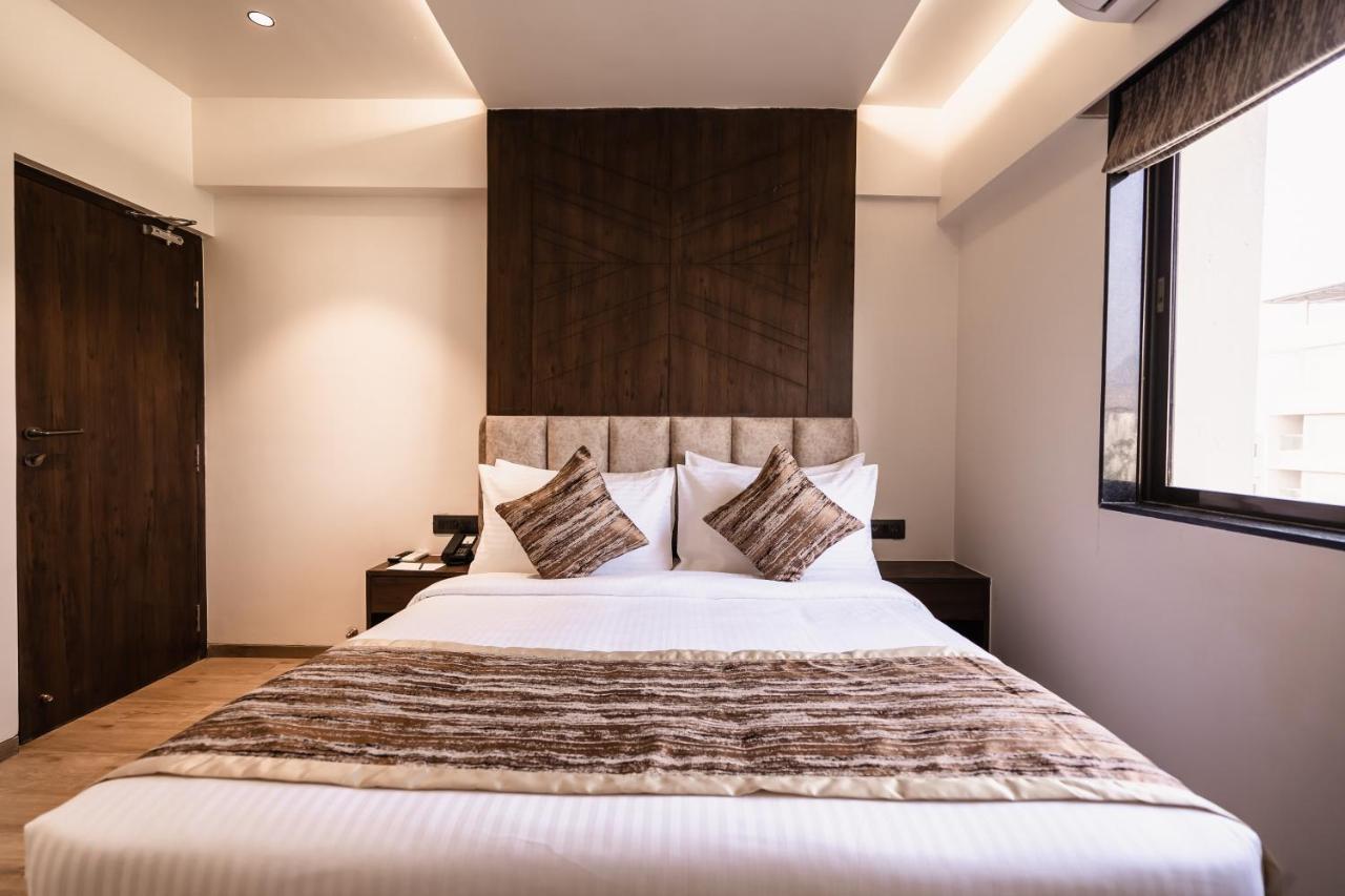 Executive Suite,1491784249:JPEG