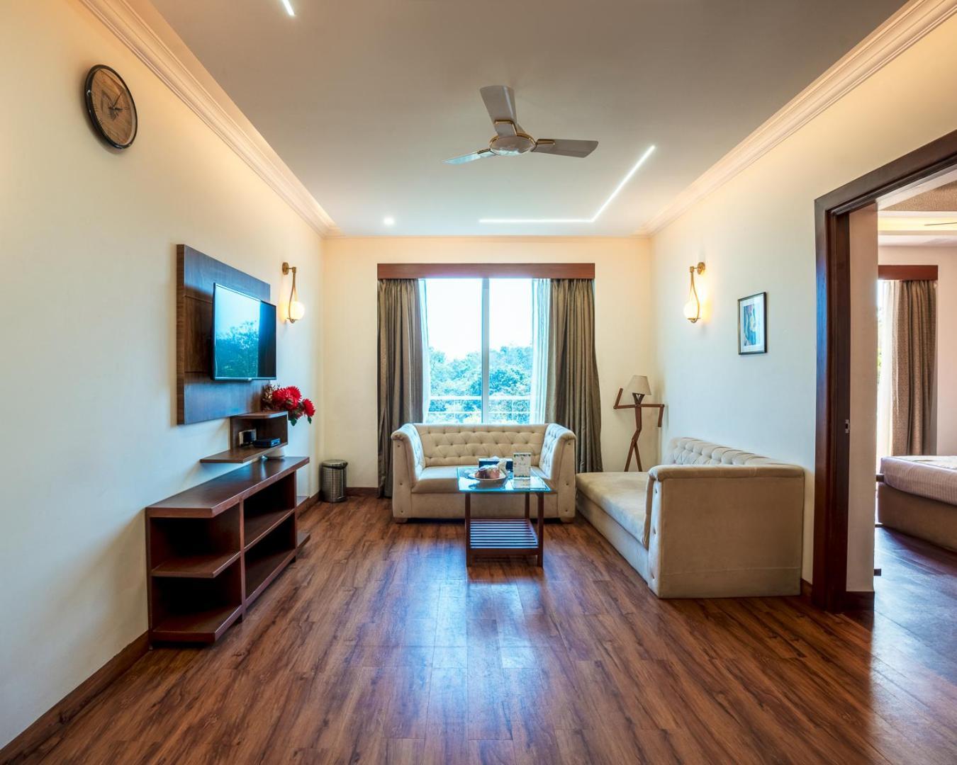 Suite with Bathtub