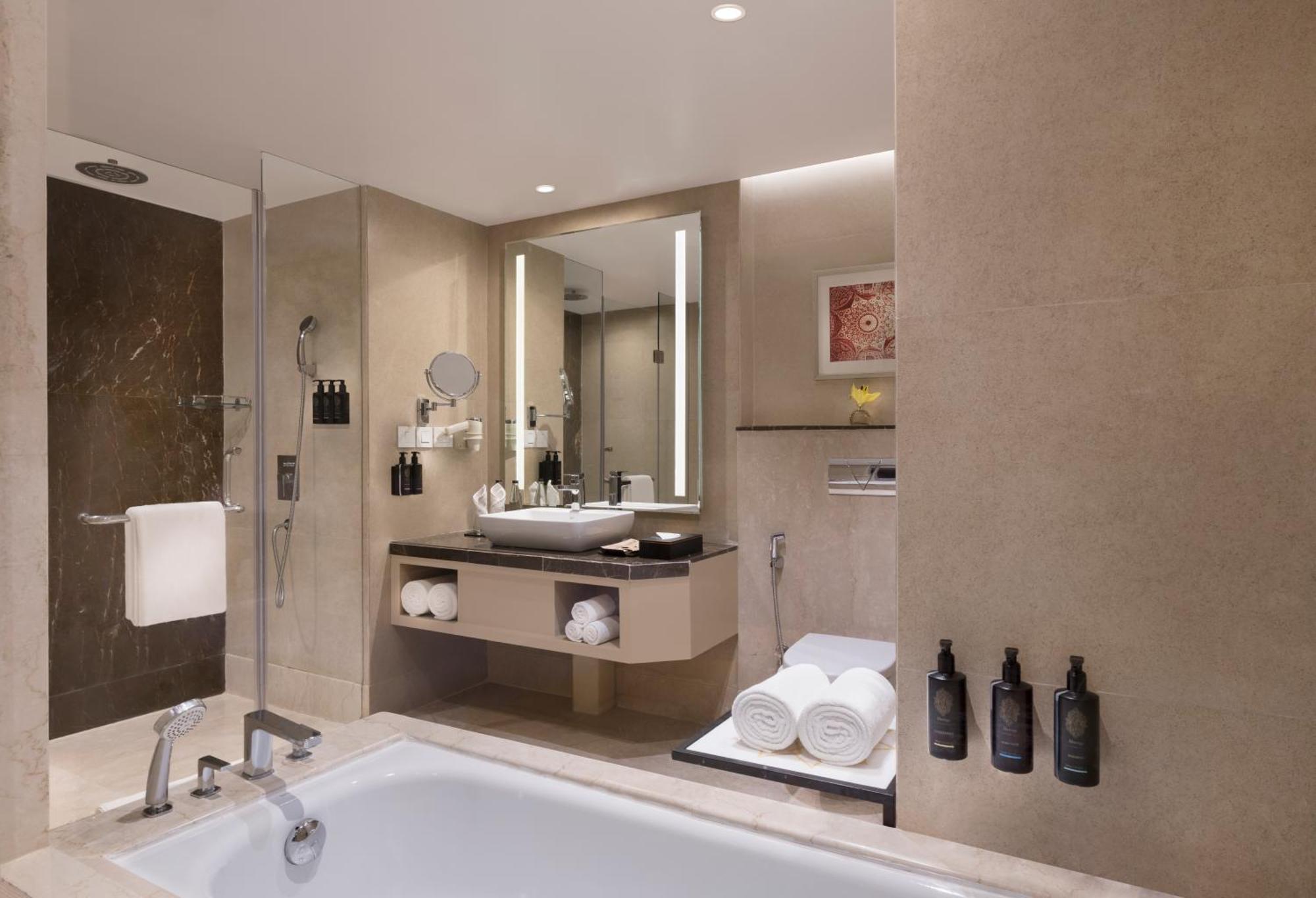 Executive Suite Room with seating area and terrace - 15% discount on food and beverage, spa and laundry 