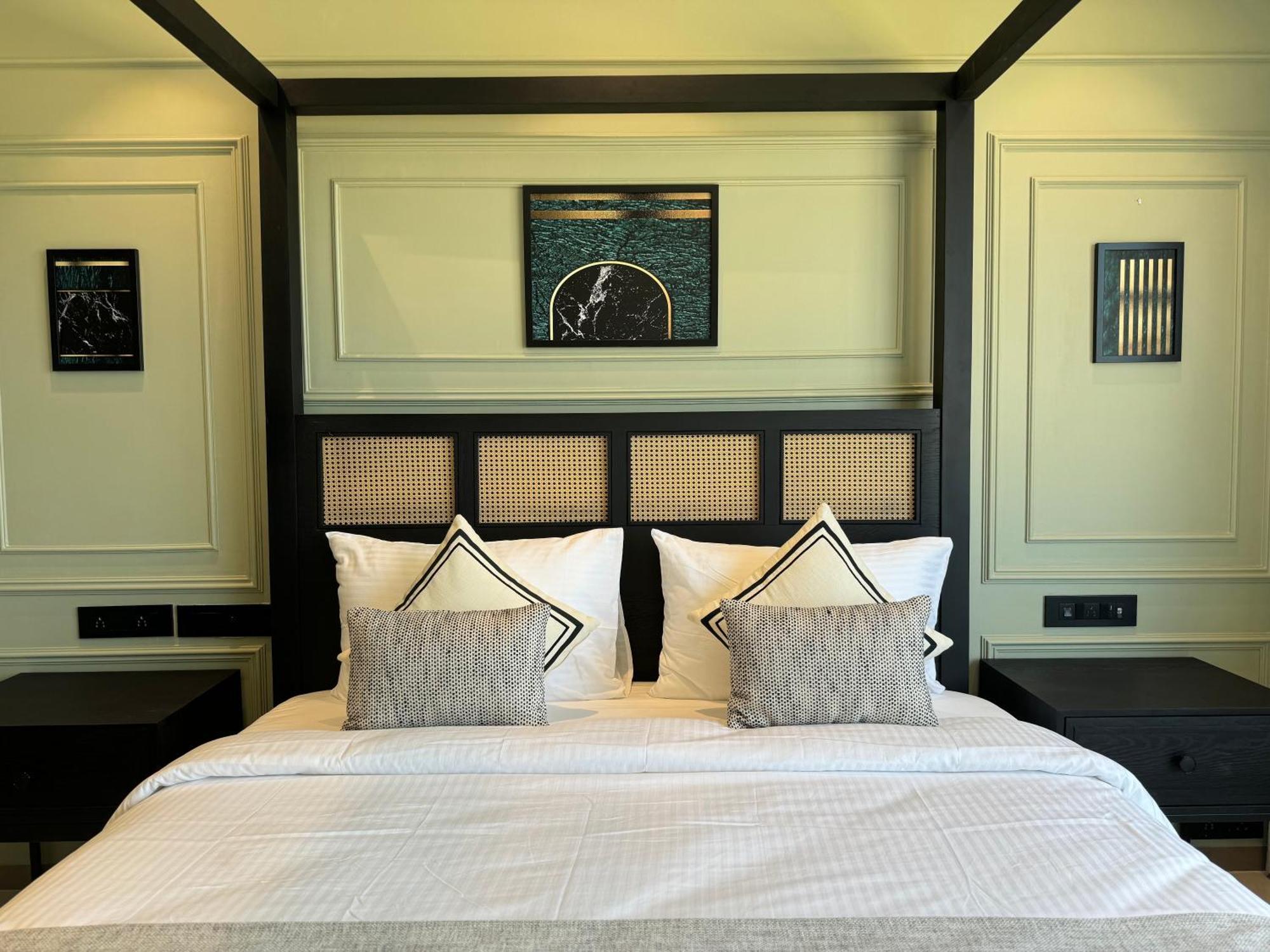 Queen Room,1534675993:JPEG