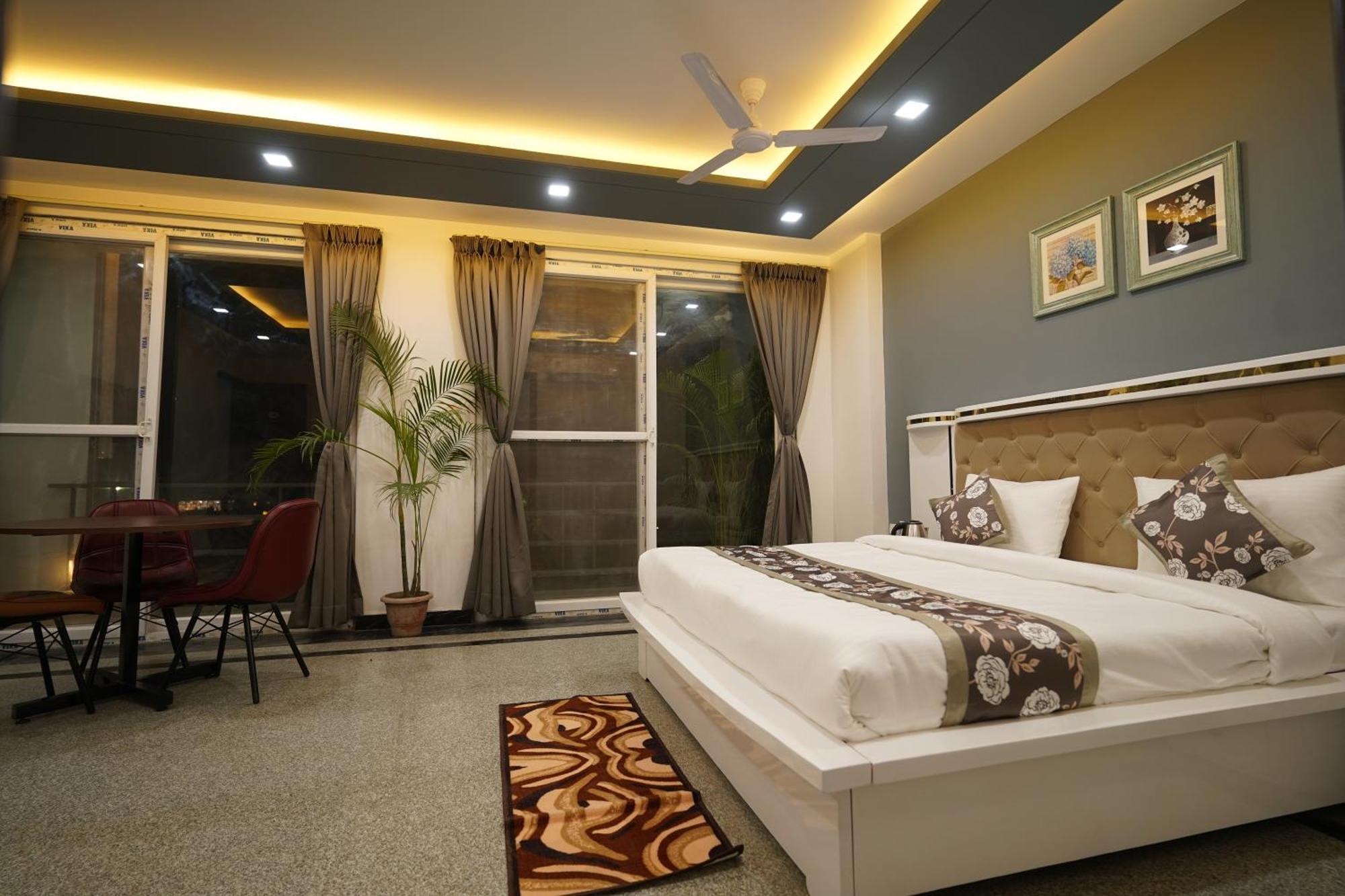 Suite with Balcony,1532698915:JPEG