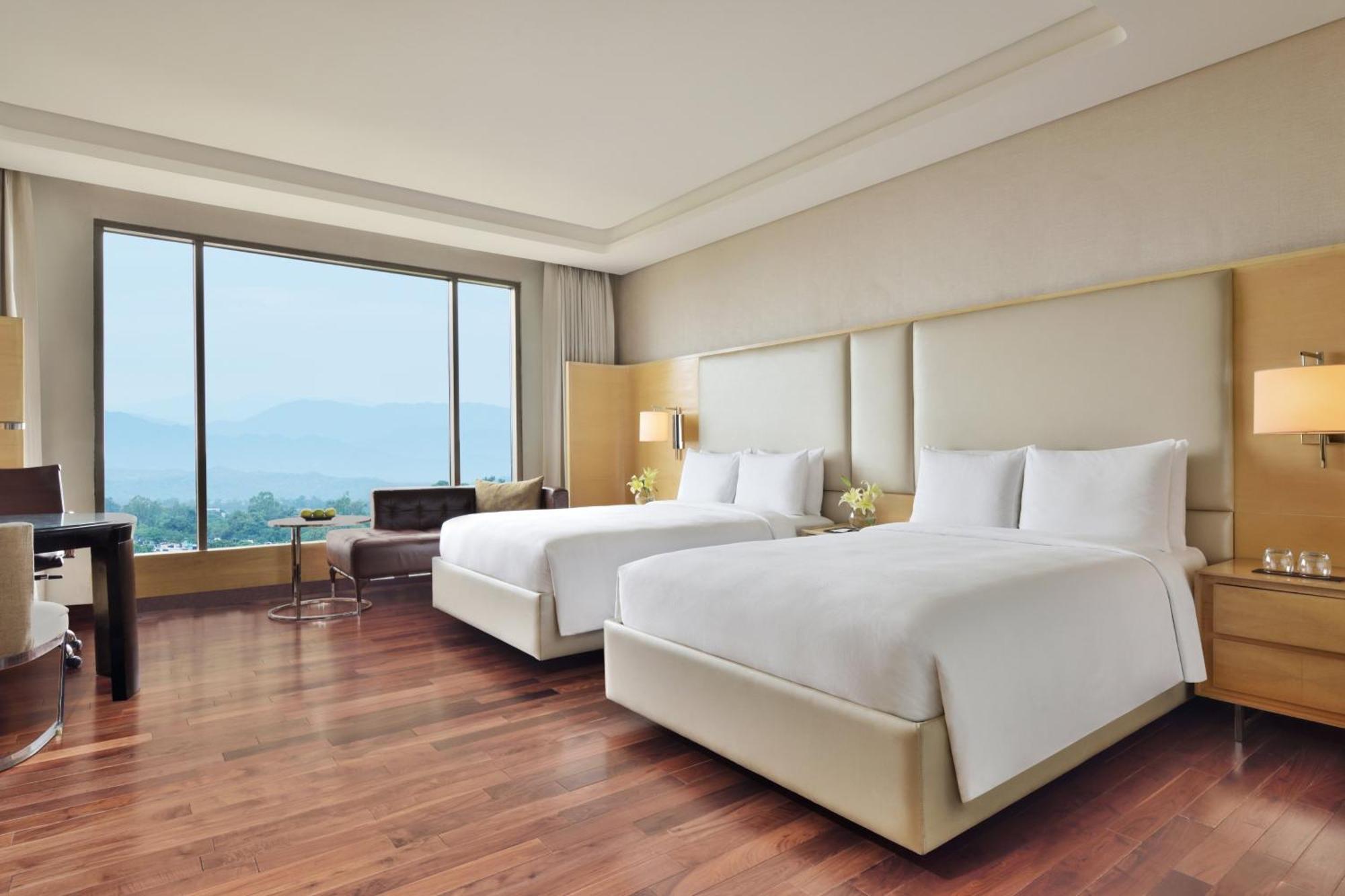 Executive Twin Room complimentary & Club access unlimited IMFL Beverages 5PM to 7PM INR 2000 Credit on select hotel services,1534025695:JPEG