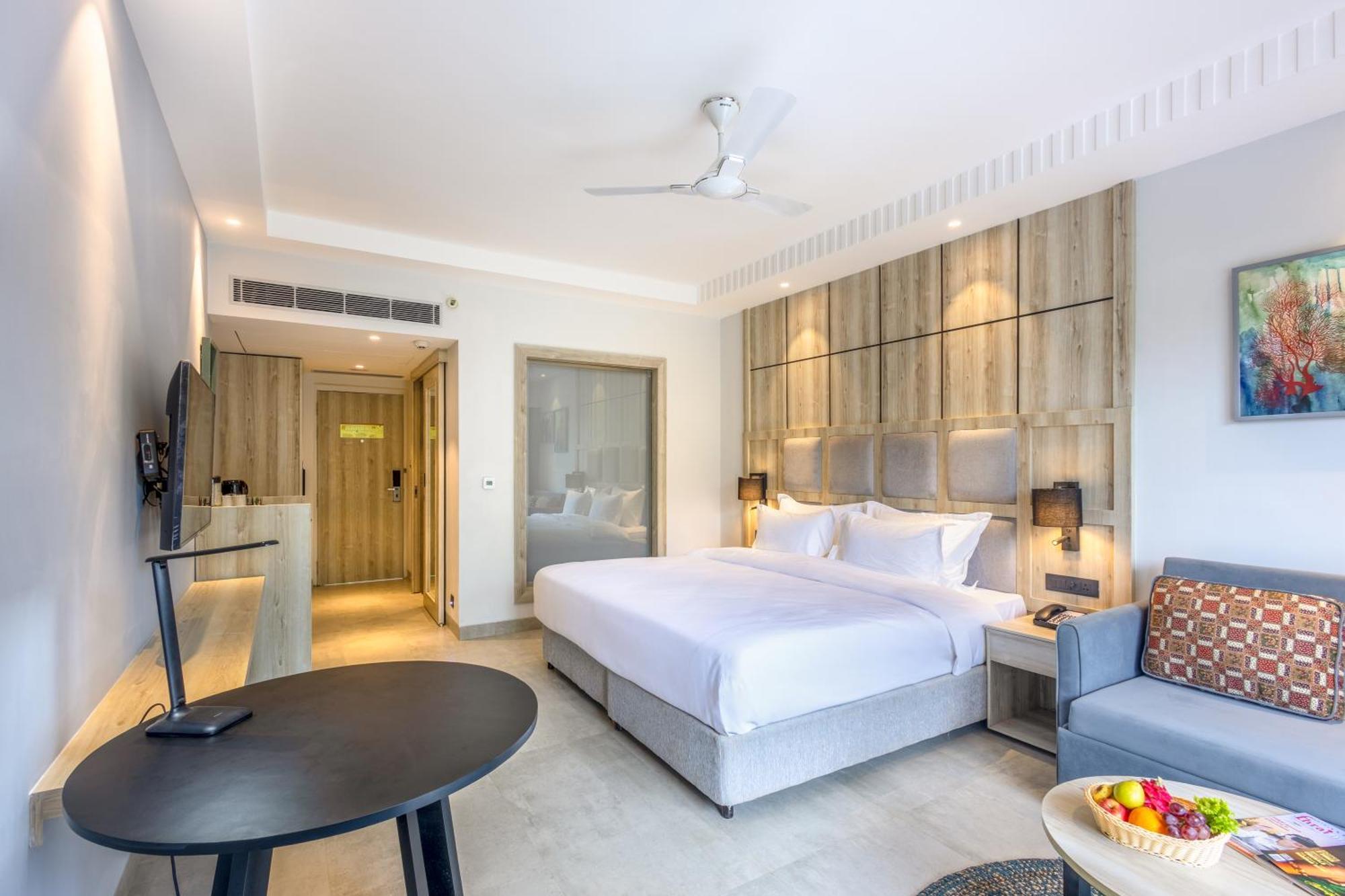 Room with Mobility Access and Roll-In Shower