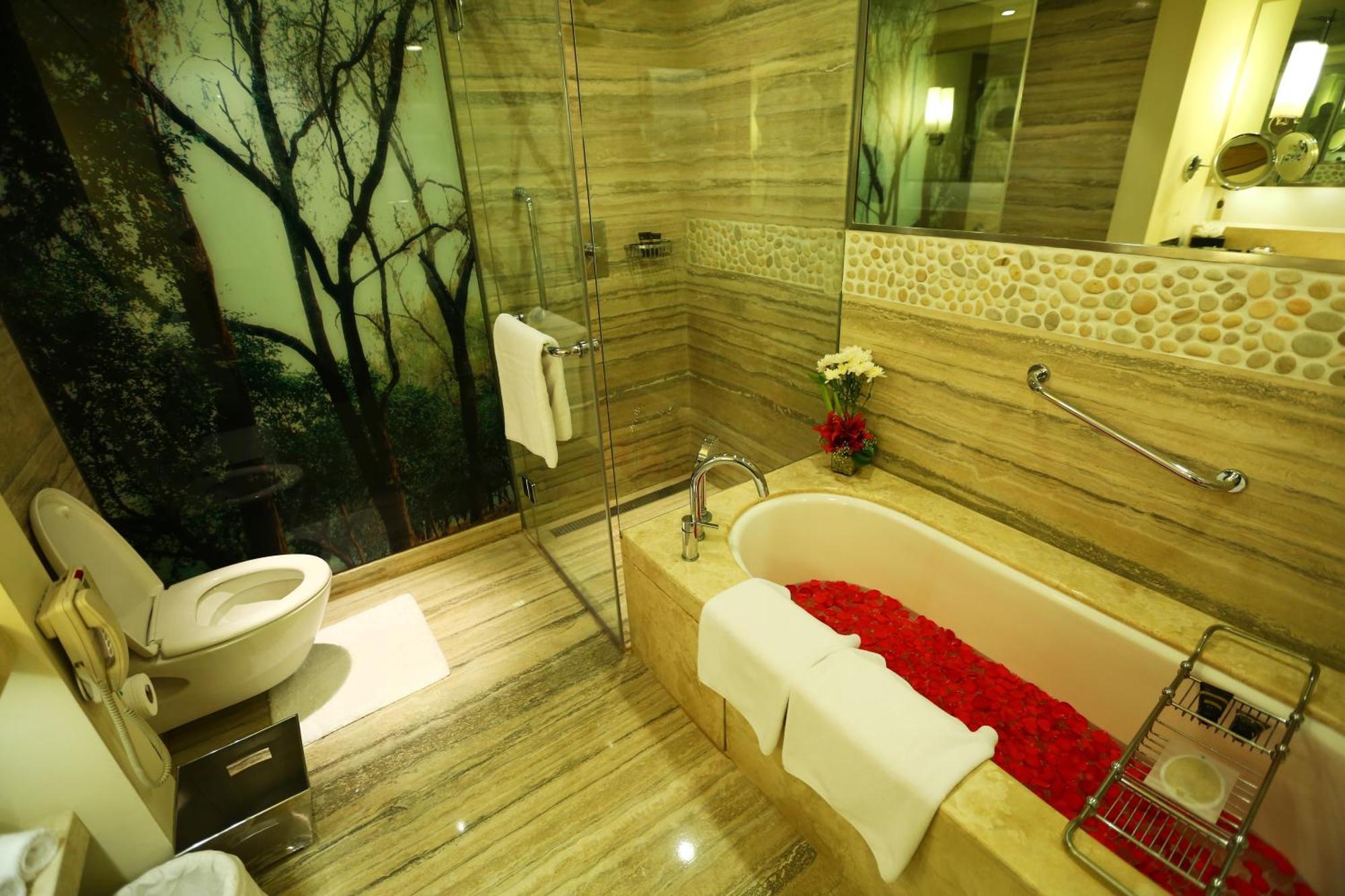 Towers Suite, Club level, 1 Bedroom Suite, 1 King, City View,1540825891:JPEG