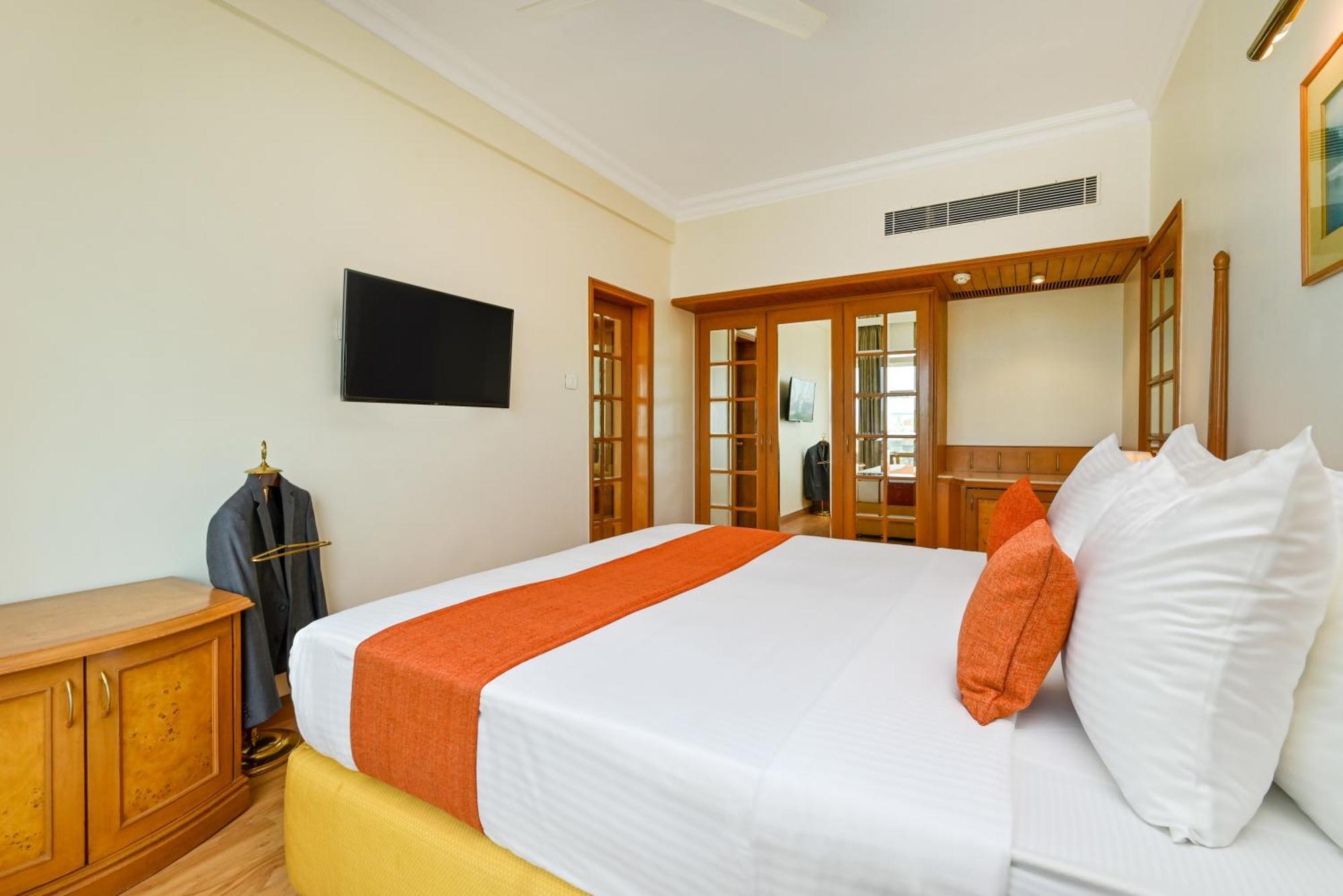 Suite Room Mini Bar Hamper Non-Alcoholic Bottle of chef’s choice veg or non-veg platter 4 pieces of laundry & unlimited drinks between 1830 1930 at Tamarind Restaurant T&C Apply