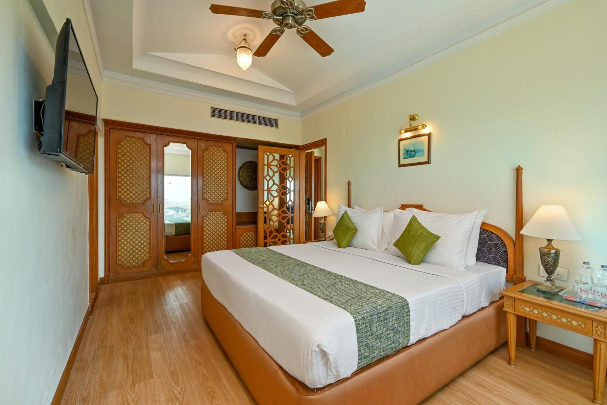 Suite Room Mini Bar Hamper Non-Alcoholic Bottle of chef’s choice veg or non-veg platter 4 pieces of laundry & unlimited drinks between 1830 1930 at Tamarind Restaurant T&C Apply