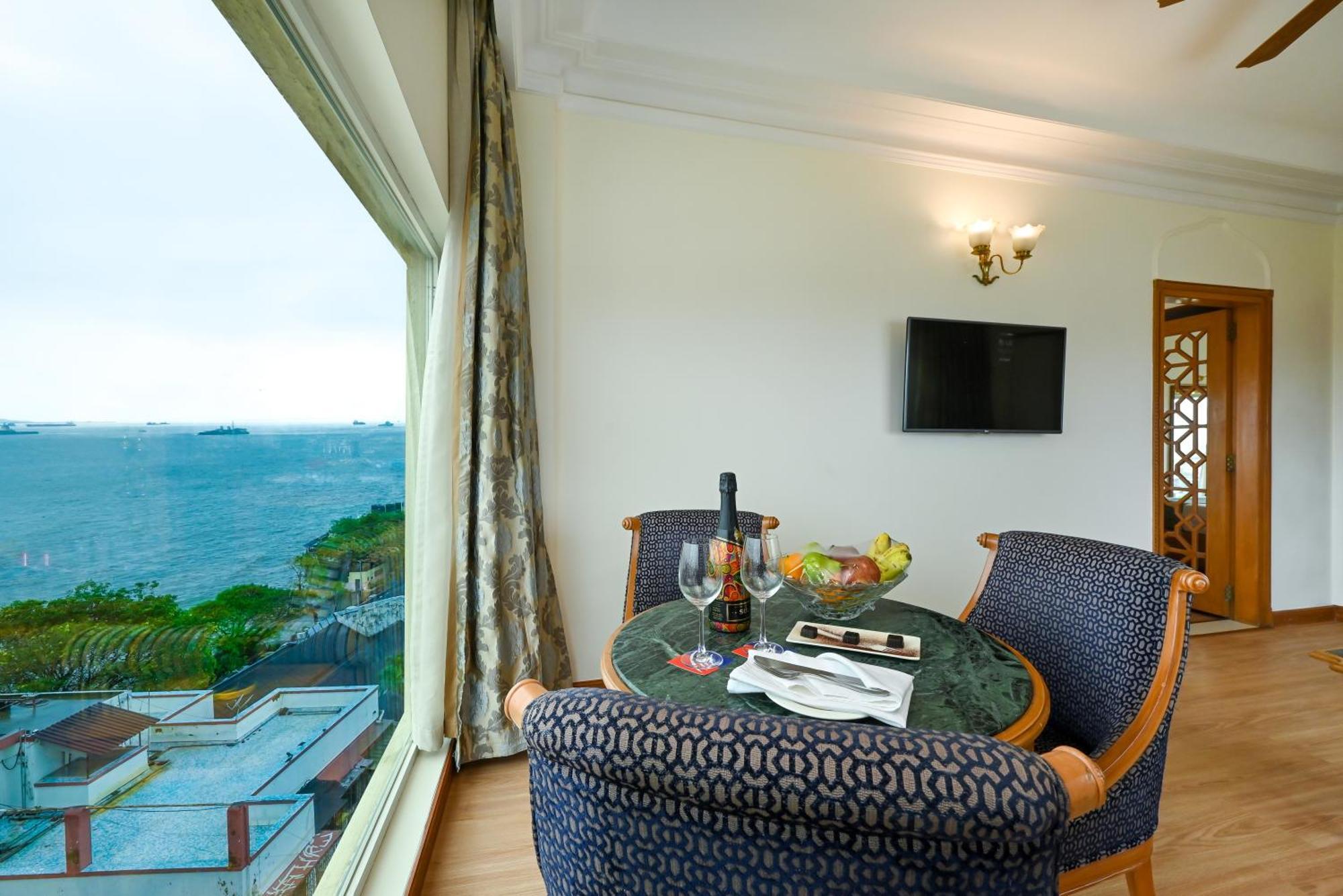 Suite Room Mini Bar Hamper Non-Alcoholic Bottle of chef’s choice veg or non-veg platter 4 pieces of laundry & unlimited drinks between 1830 1930 at Tamarind Restaurant T&C Apply
