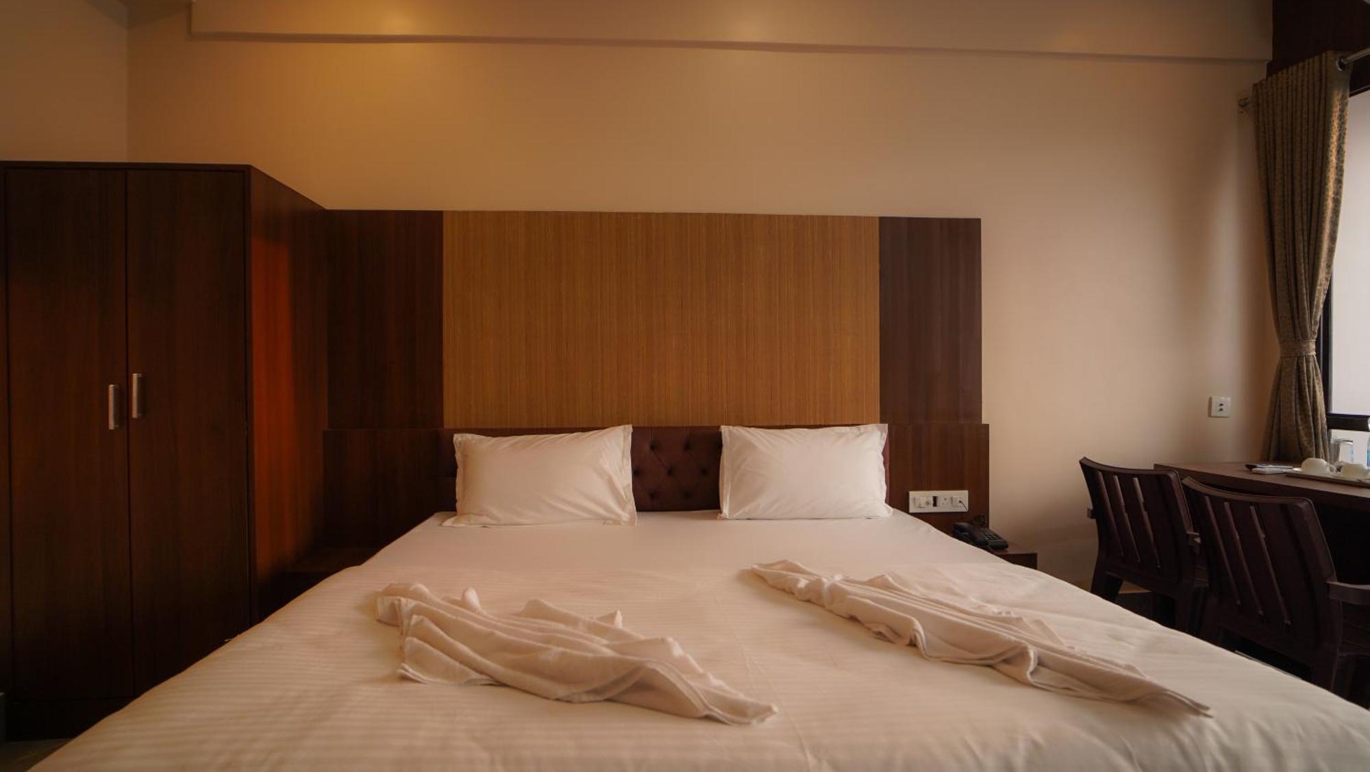 Deluxe Double Room with Side Sea View