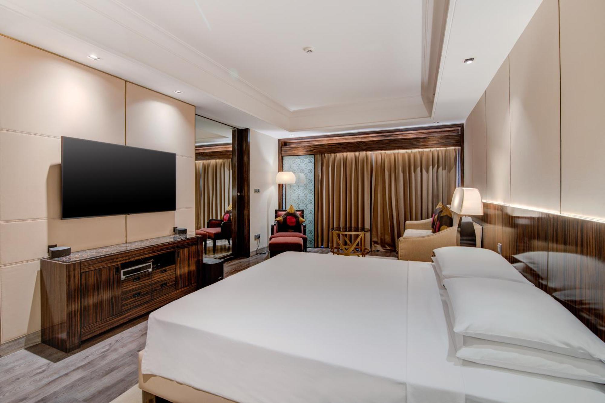 Suite with Living Room - 20% discount on Food & Beverage, Spa, Laundry and club access