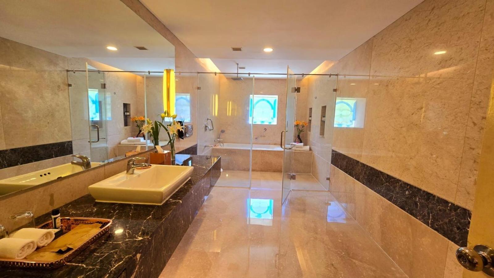 Luxury Suite Garden View King Bed