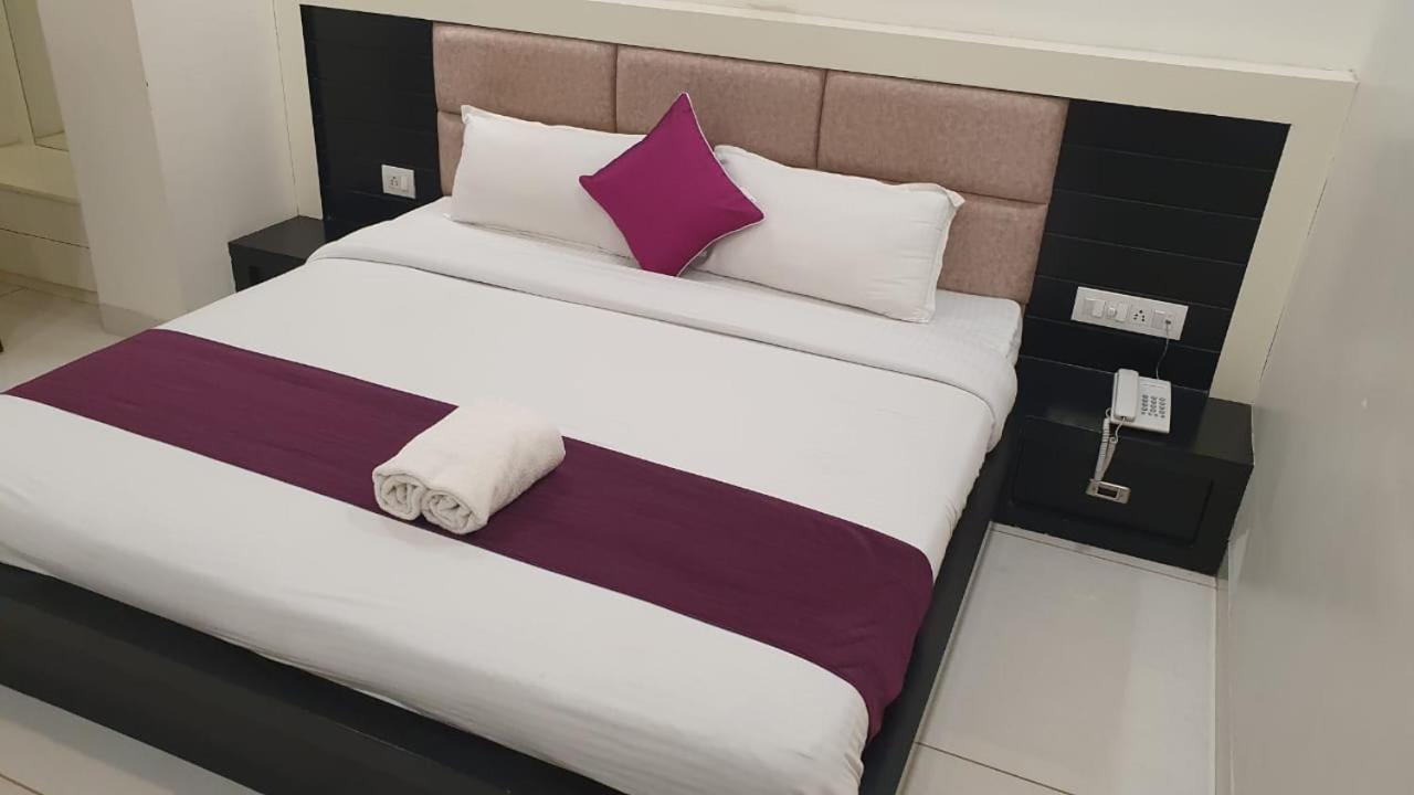 Deluxe Room,1637904325:JPEG