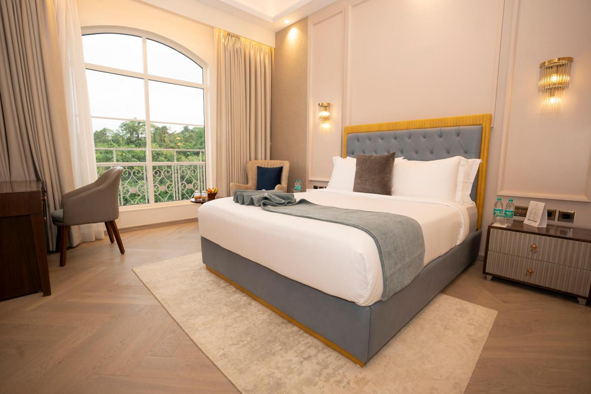 The Serene Room - Garden View