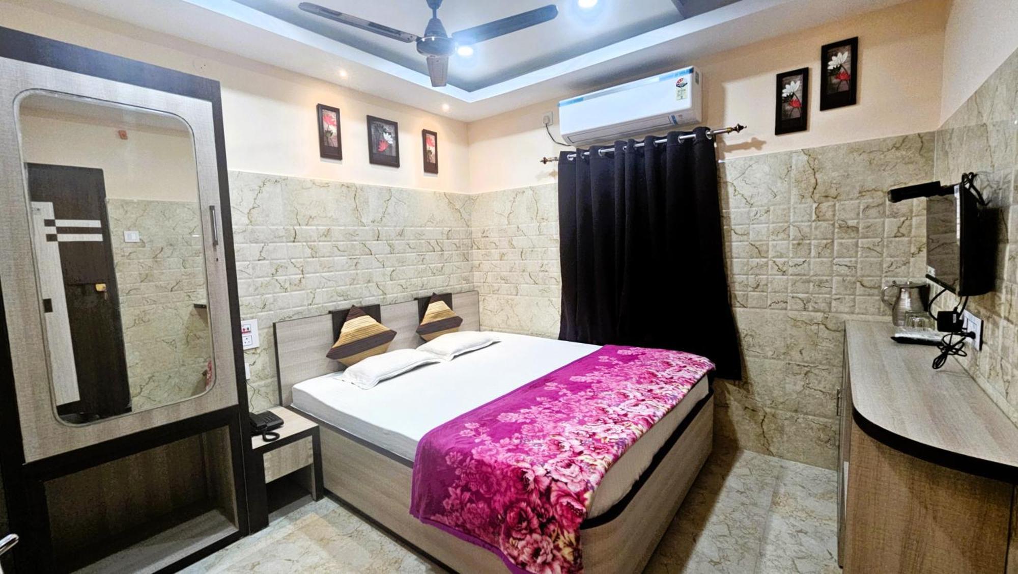 Deluxe Queen Room