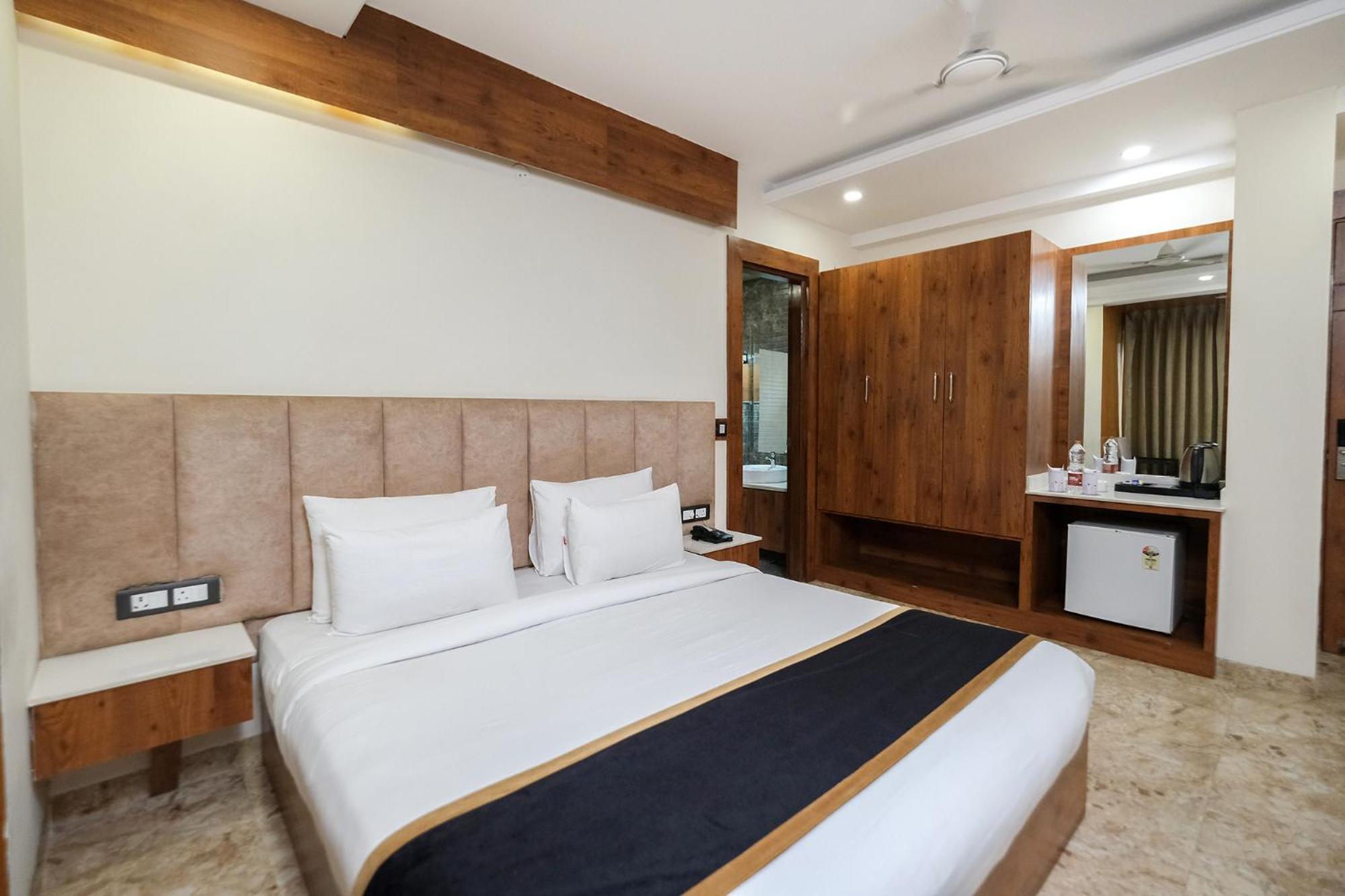 Deluxe Room,1705119534:JPEG