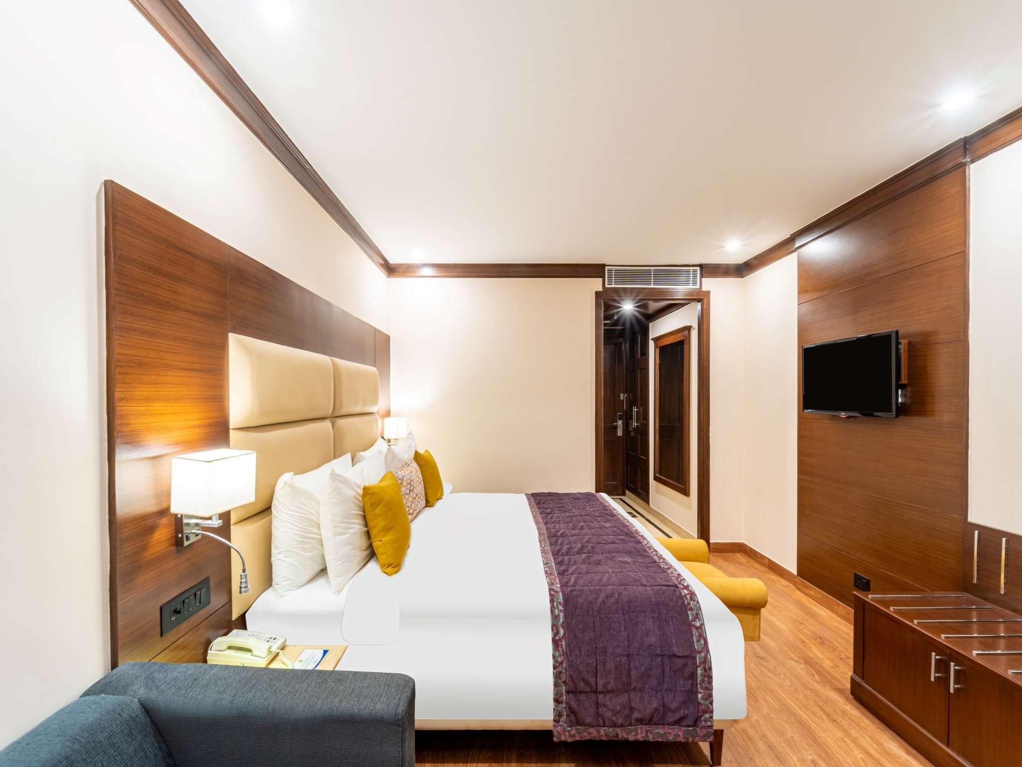 Deluxe Room Avail on FNB & Happy Hours 1 Pm to 6 Pm