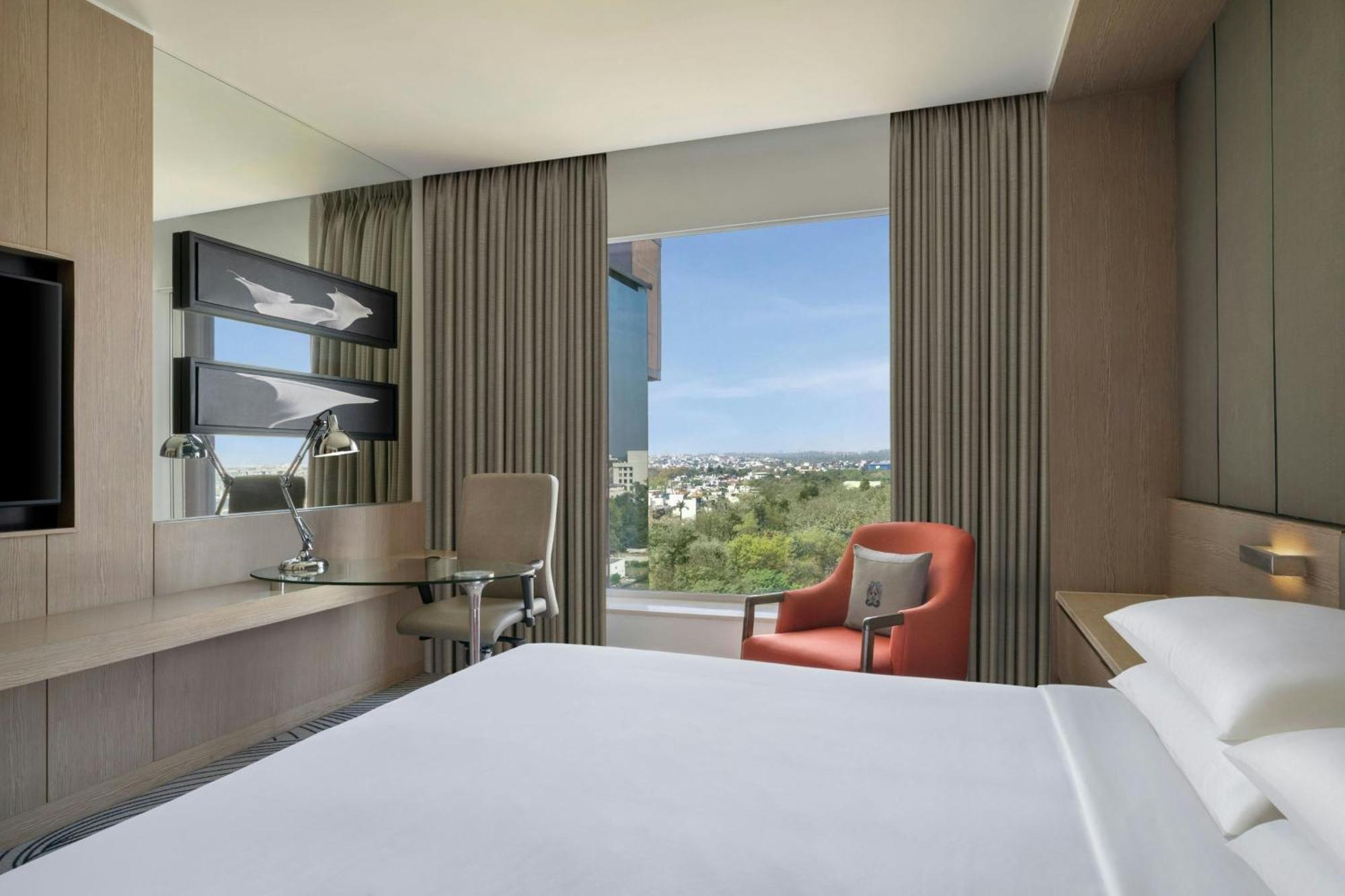 Deluxe Queen Room City View Pool Access