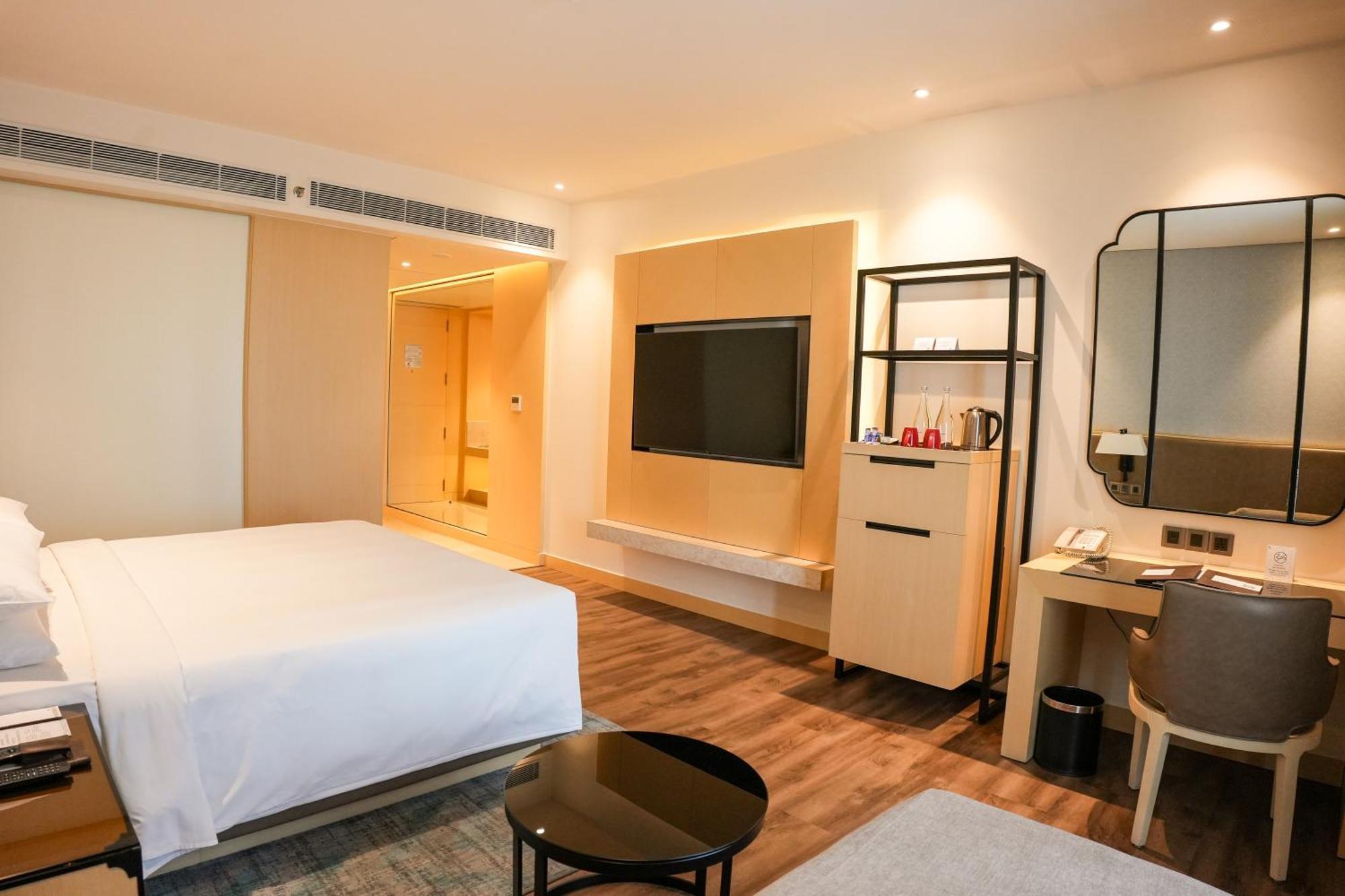 Deluxe King, Guest Room, 1 King Bed - INR 1000 F&B Credit, 1+1 on Selected Beverages (Happy Hours 17:00 -19:00 Hrs)