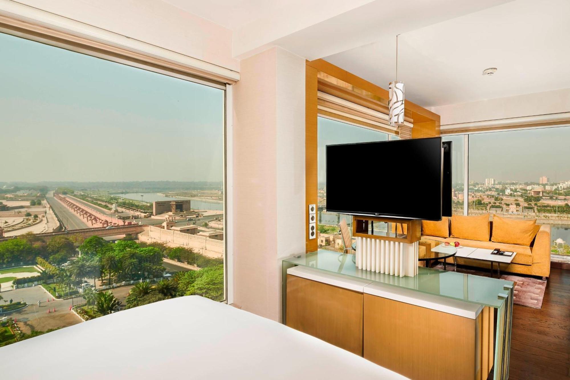Studio Suite, 1 King, Riverfront (Cocktail Hours from 5-7 PM) INR 500/- Credit or 2 Pints of Beer on Arrival per room per stay
