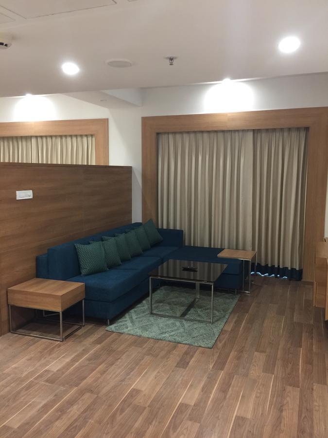 Executive Suite,527147904:JPEG