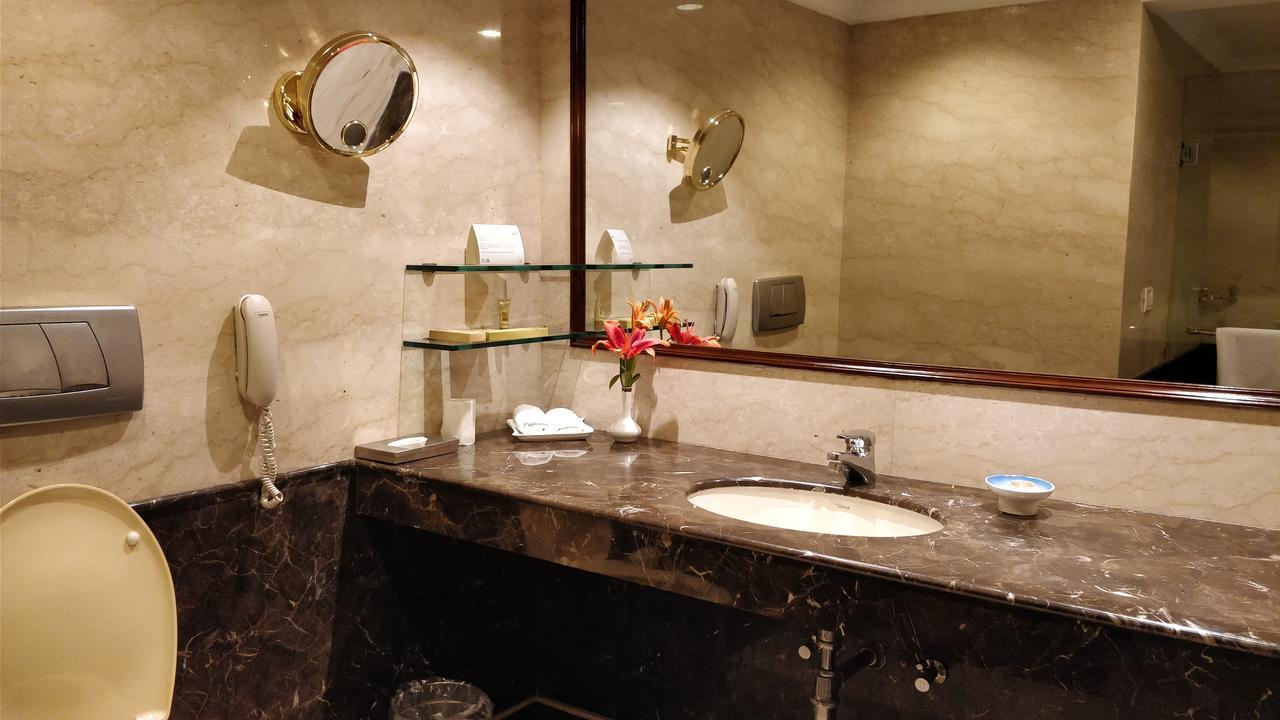 Executive Suite with complimentary breakfast, 15% Discount on F&B ,3 pints of beer at Atrium Bar, One way Airport Transfer,644669004:JPEG