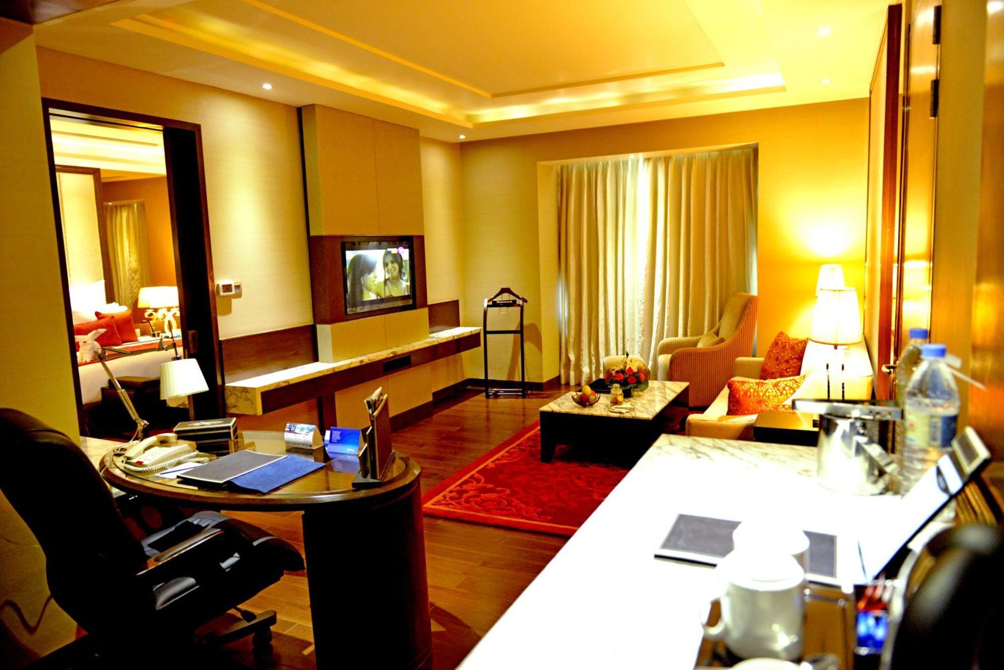 Suite with Bathtub and Living Room - Non Smoking Room with 02 beer or 02 Pegs(IMFL) or 02 Mocktails and 02 pcs laundry, Complimentary INR 500 Hotel Credit redeemable on Food & Soft Beverages, 50% off on Mini Bar,893500648:JPEG