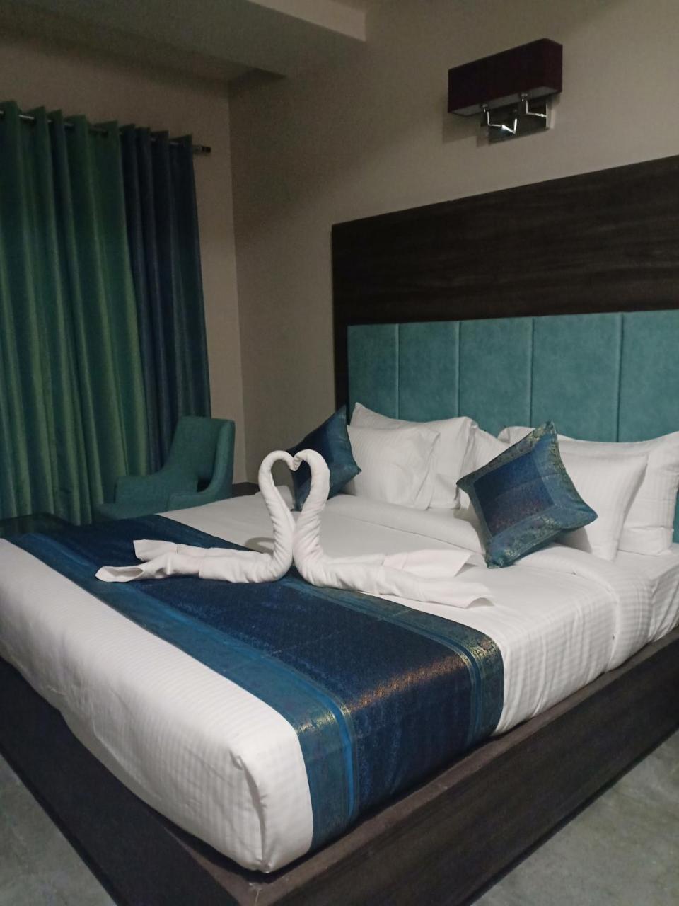 Deluxe Double Room (2 Adults + 1 Child),756580654:JPEG