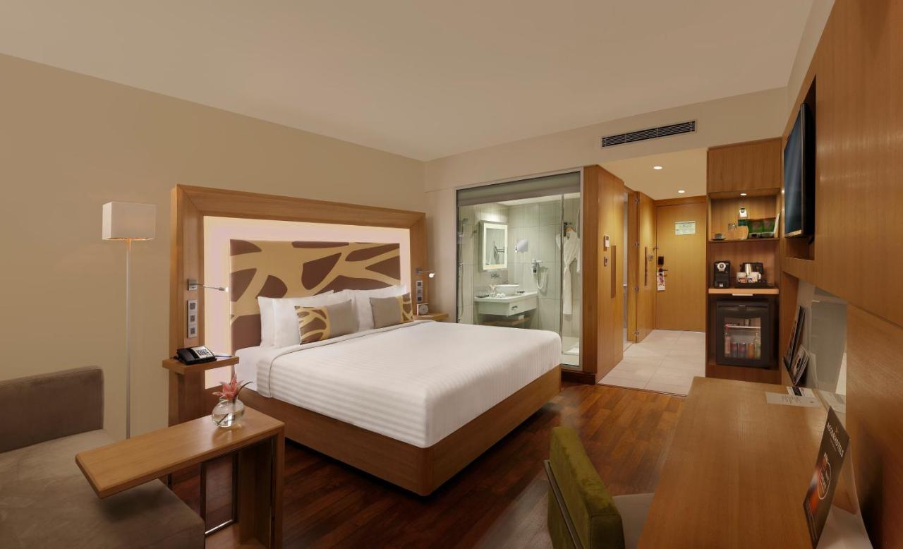 Executive Room King bed Cocktail Hours