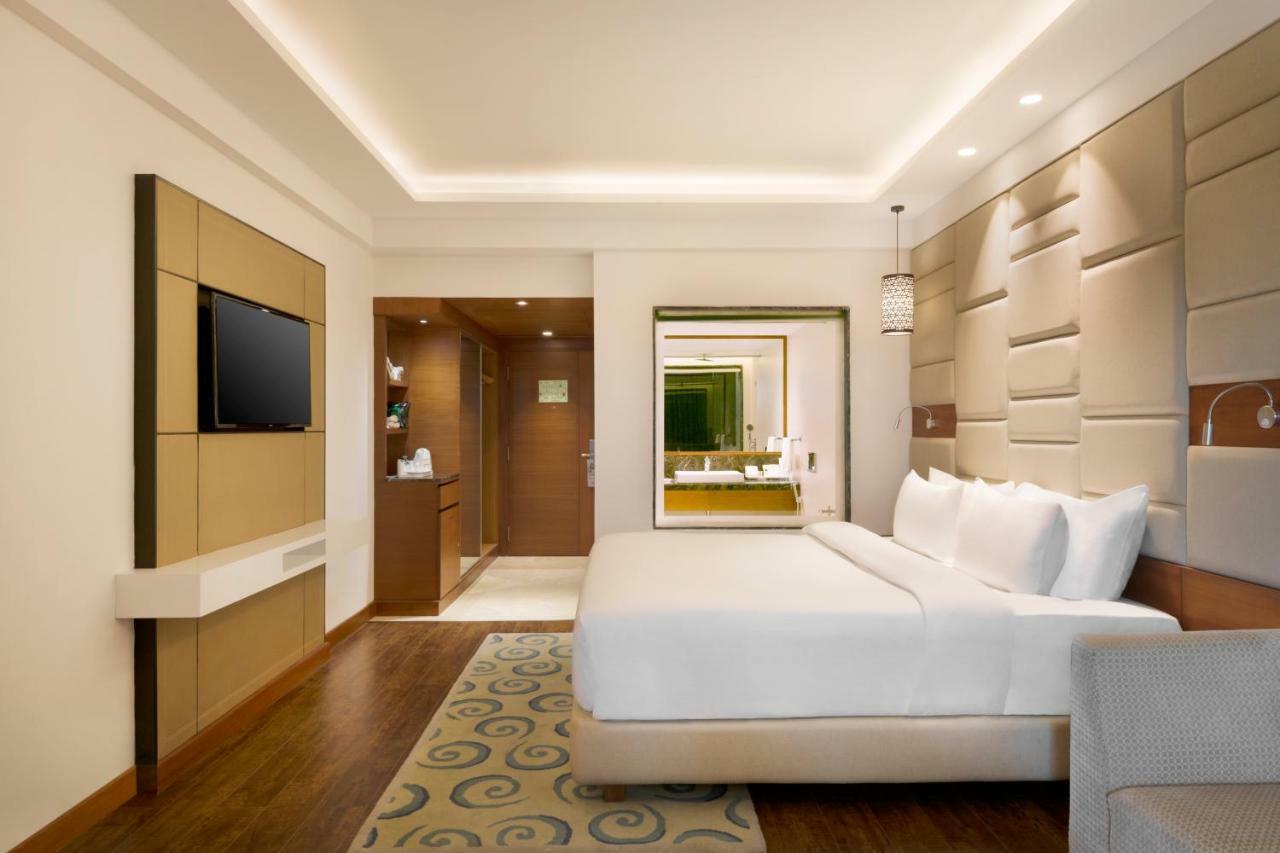 Junior Suite: (2 Way Airport Transfer, 20% off on SPA, laundry, INR 1000 F&B credit, Fruit basket on the day of arrival, 4 pcs of Laundry/room/night, One bottle of whiskey/wine as per availability, 2 pints of House Beer once during stay),1277907235:JPEG