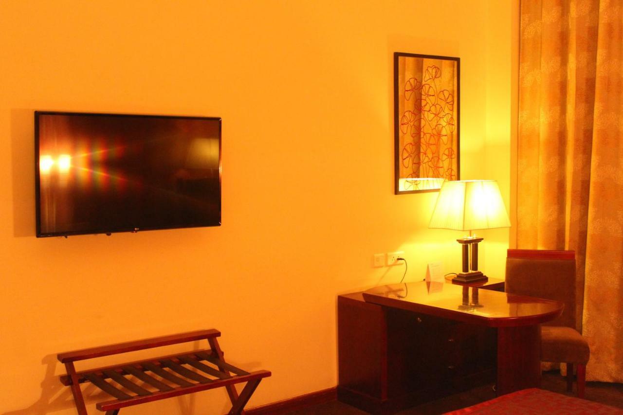 King Suite (Non Smoking): Enjoy 15% off on Food and Soft Beverages,886207903:JPEG