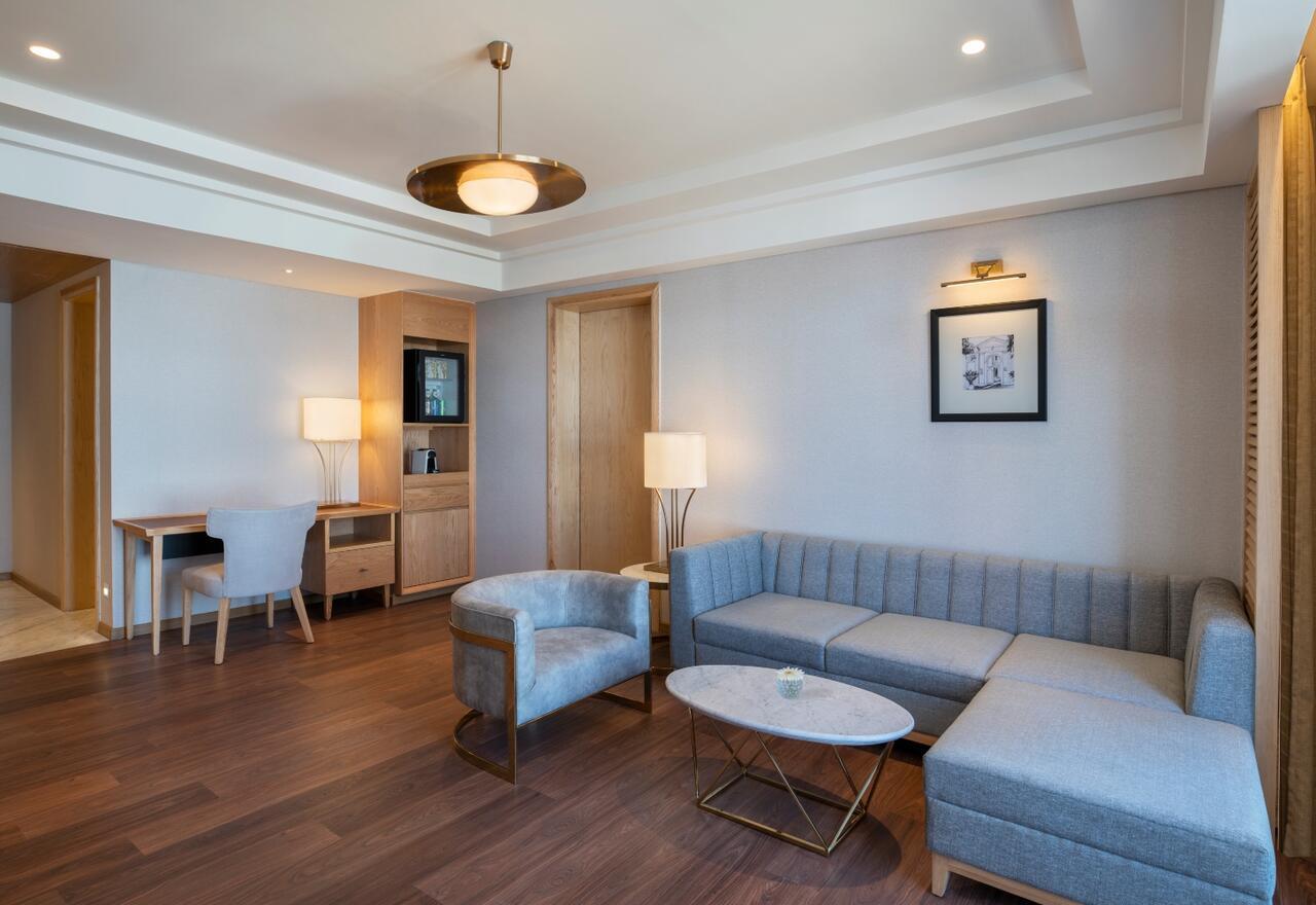 Executive Suite,991601581:JPEG