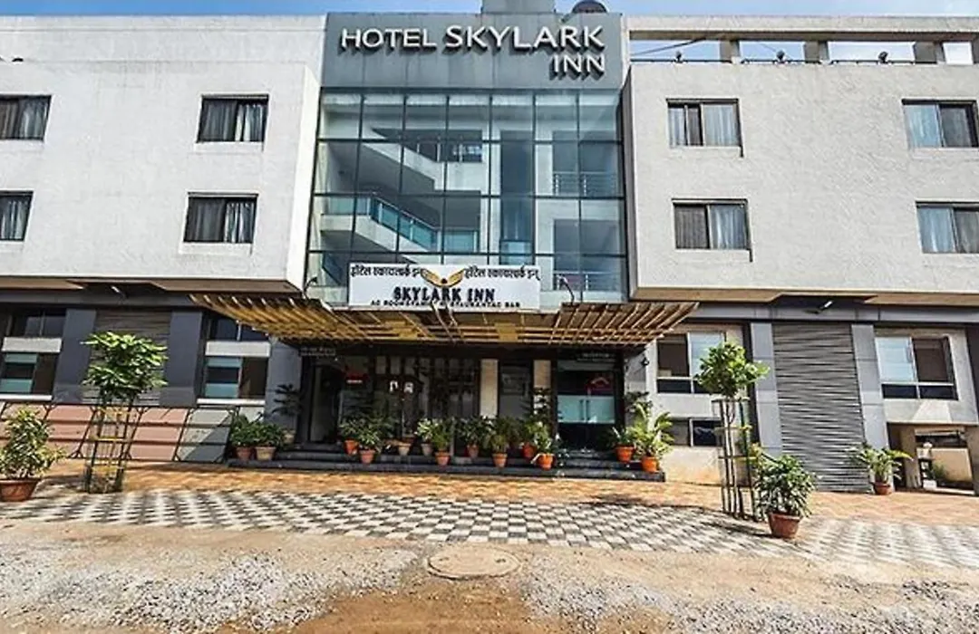 Fabhotel Skylark Inn-1
